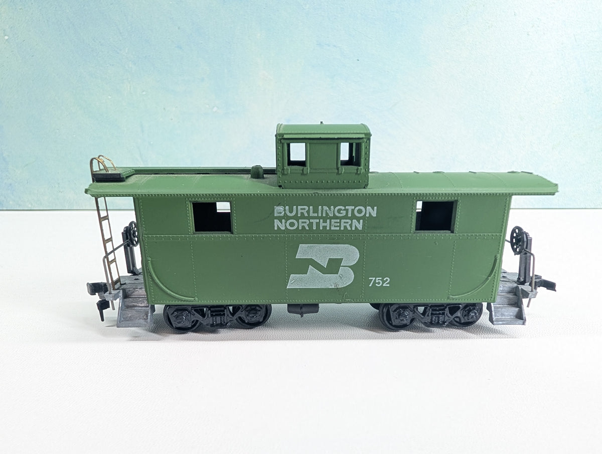 USED Roundhouse HO Scale Caboose Burlington Northern #752