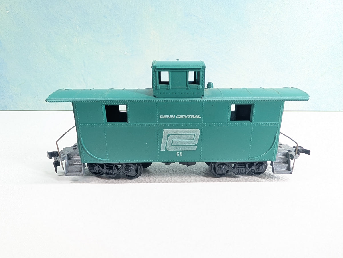 USED Roundhouse HO Scale Caboose Penn Central #68