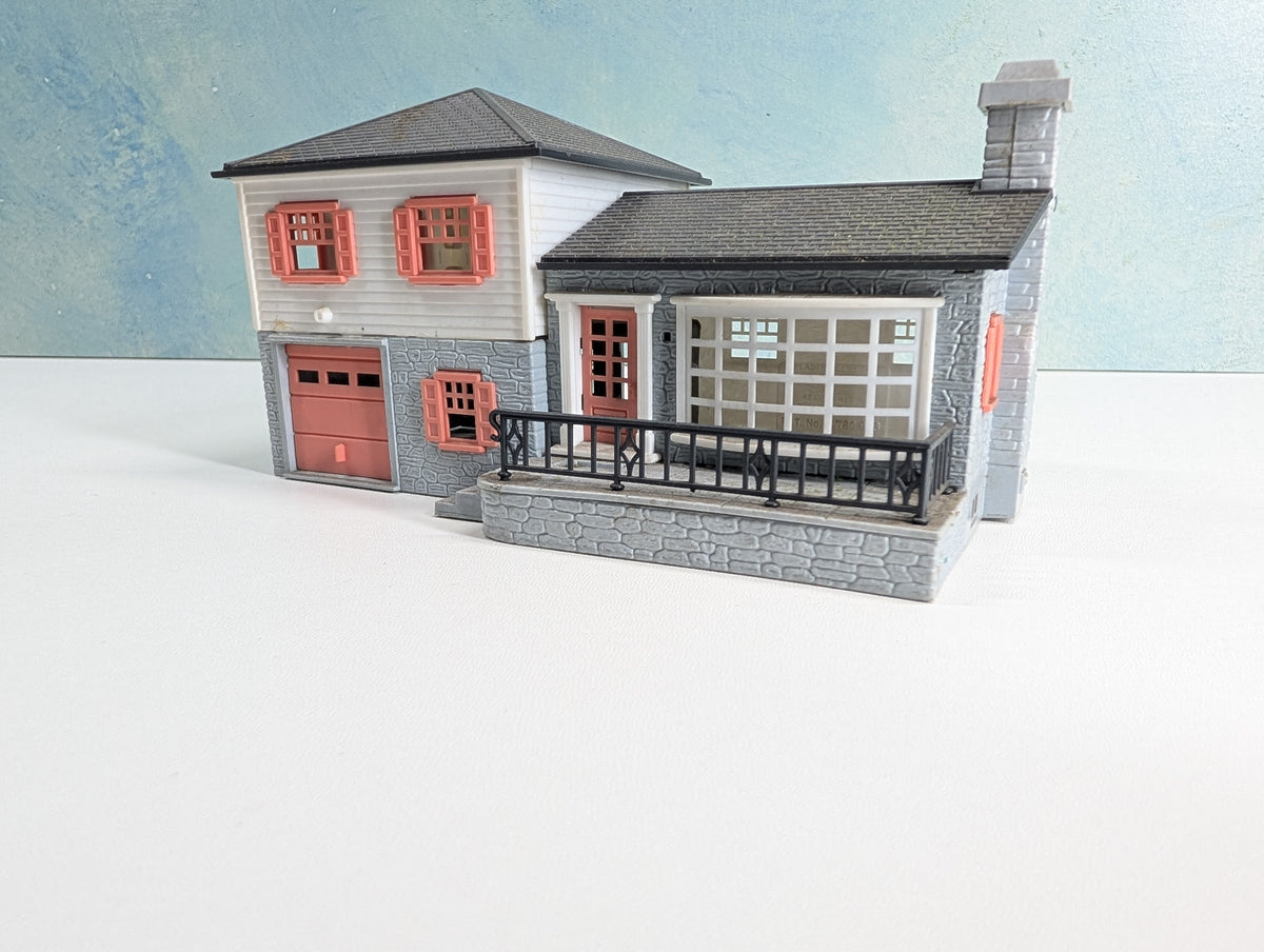 USED Bachmann HO Scale Gray & Pink House