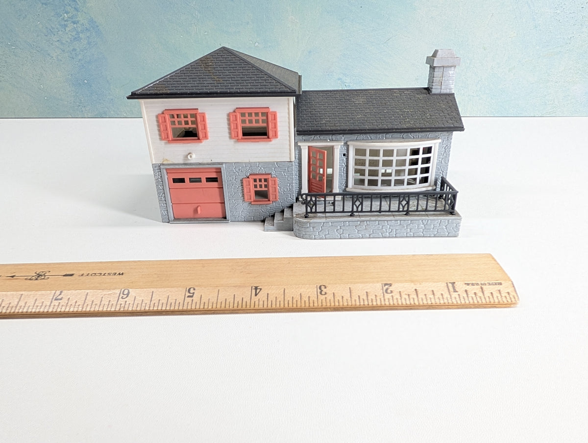 USED Bachmann HO Scale Gray & Pink House