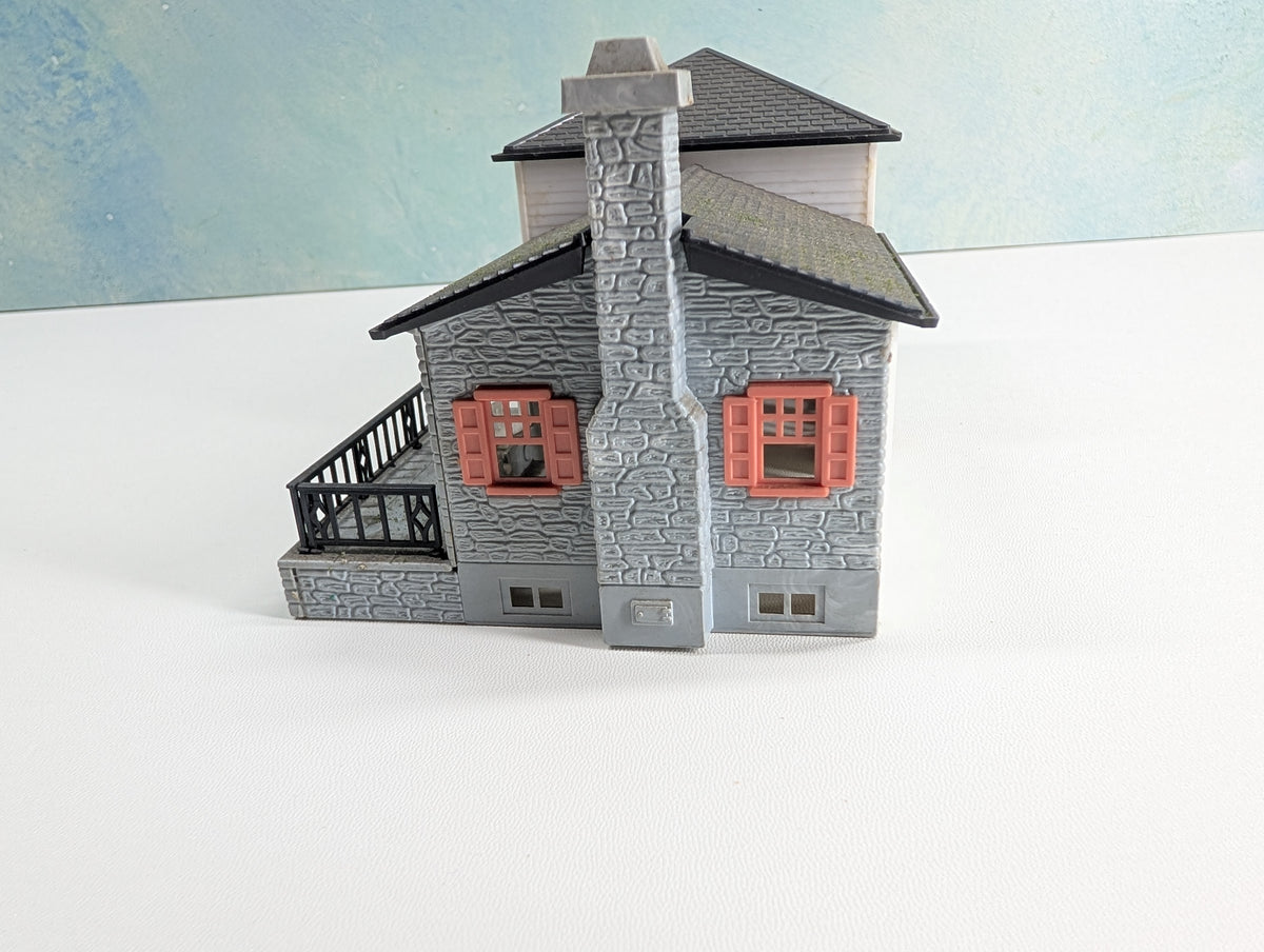 USED Bachmann HO Scale Gray & Pink House