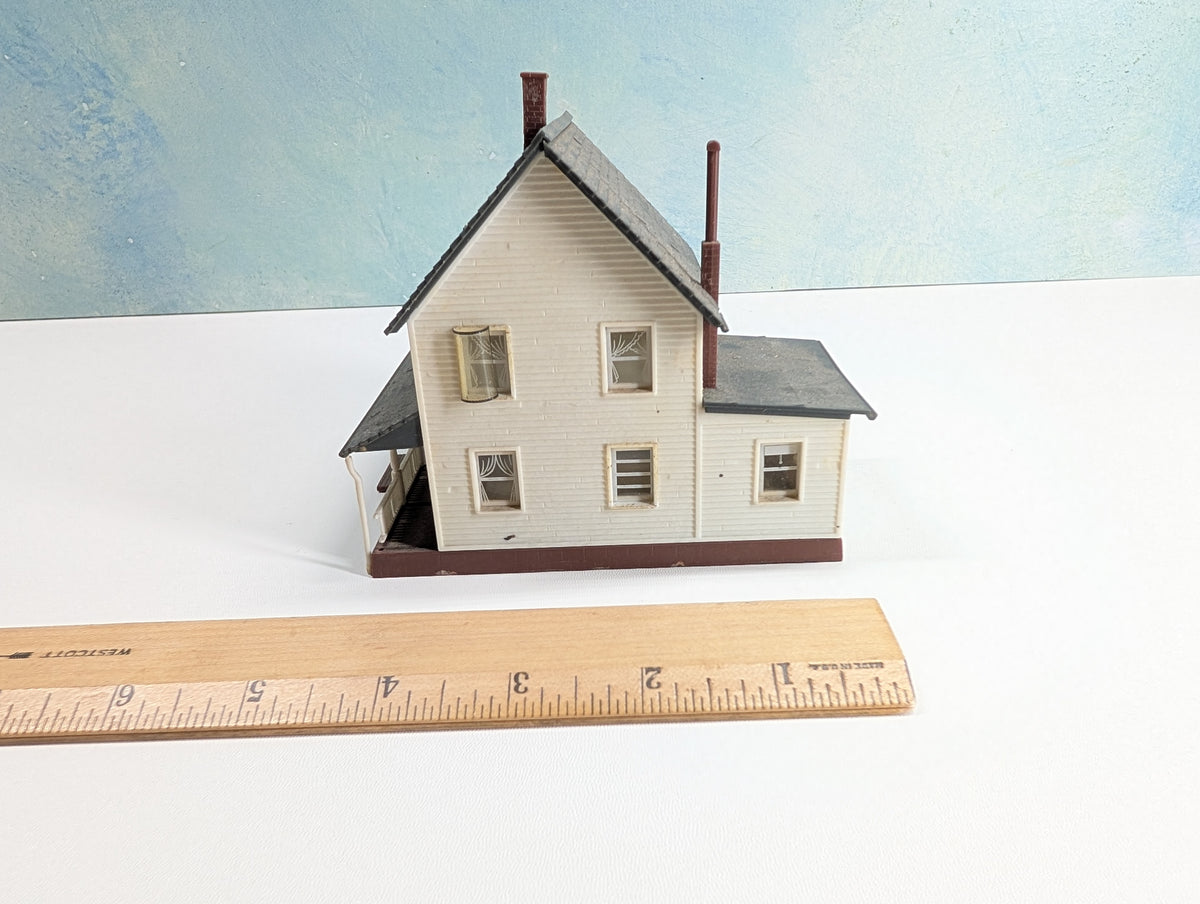 USED Revell HO Scale White Farm House