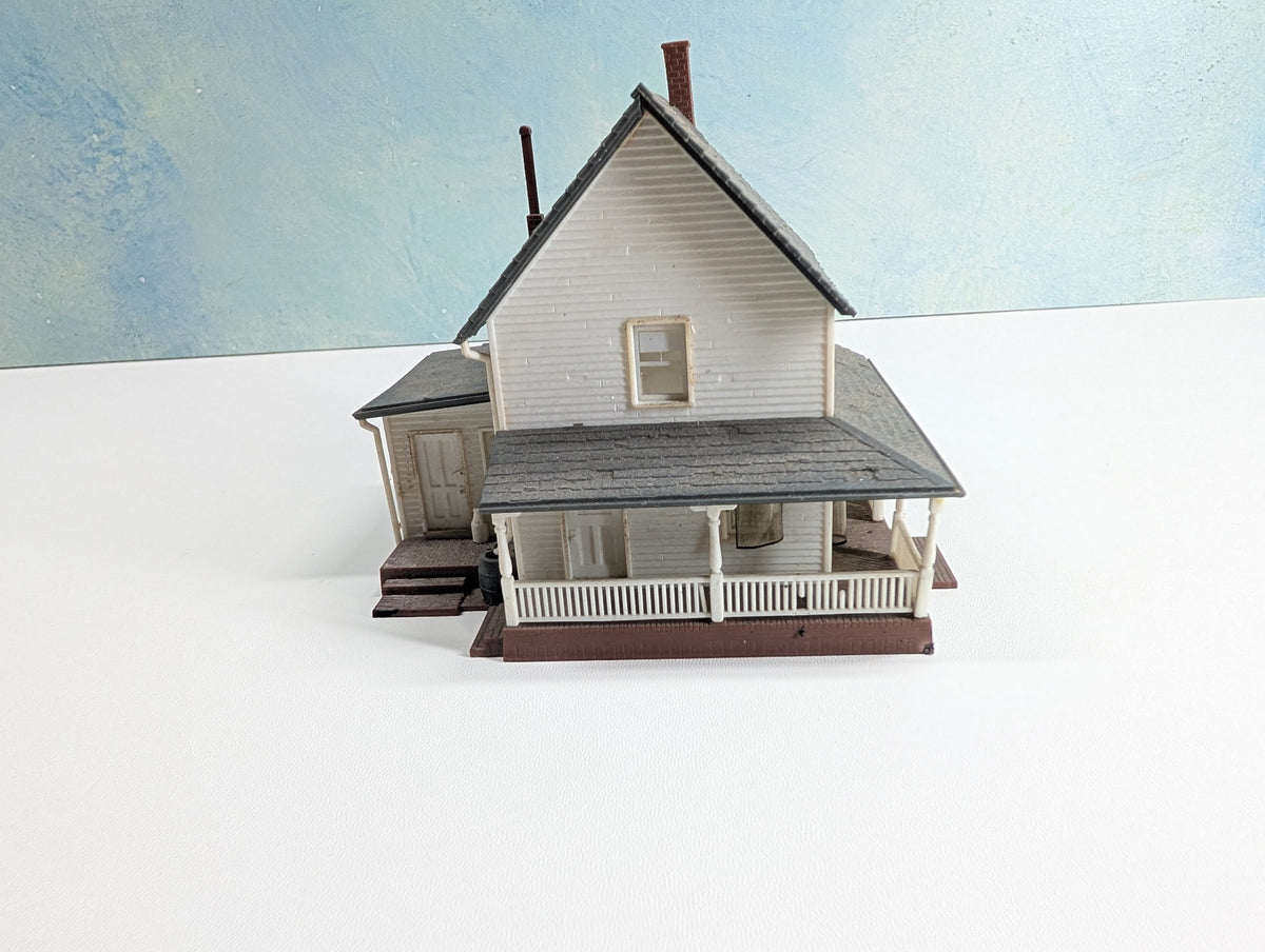 USED Revell HO Scale White Farm House