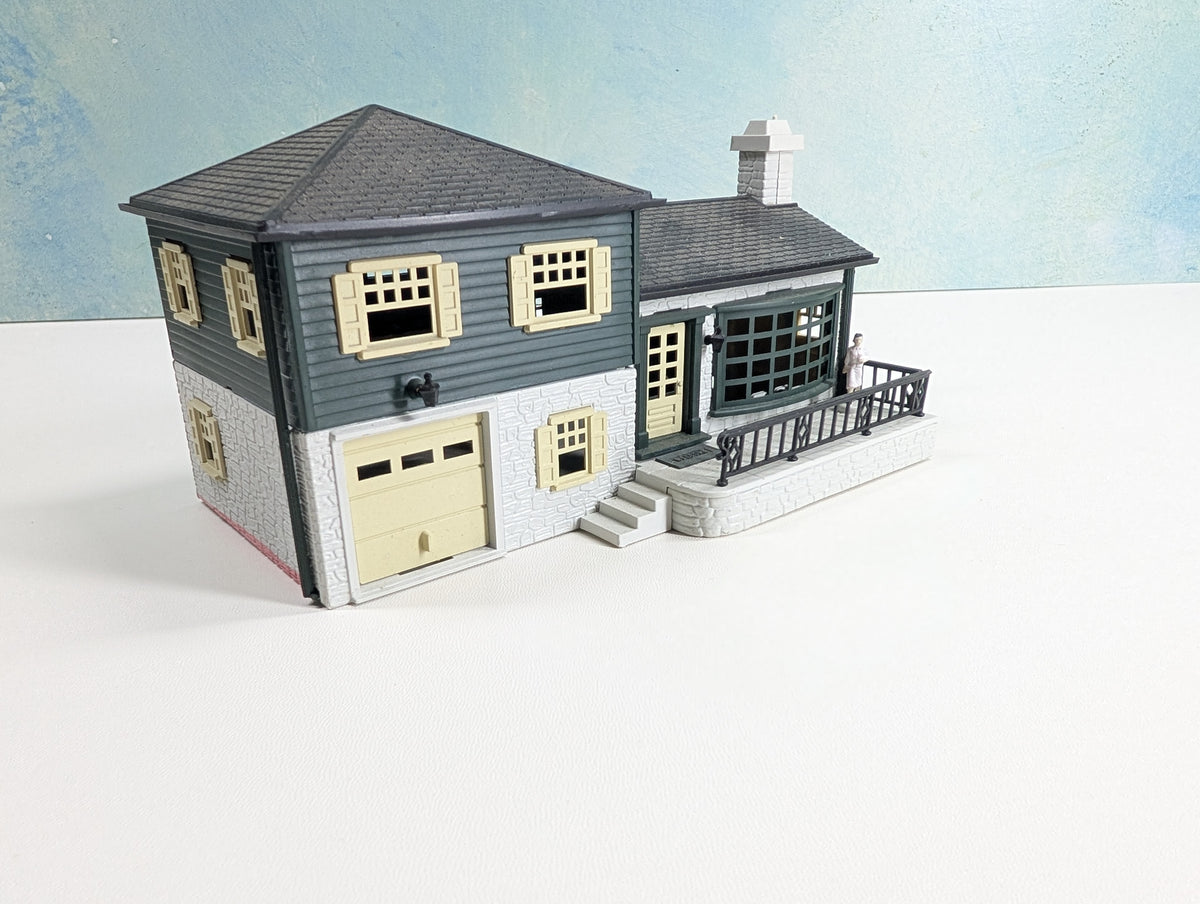USED Bachmann HO Scale Green, White and Black House