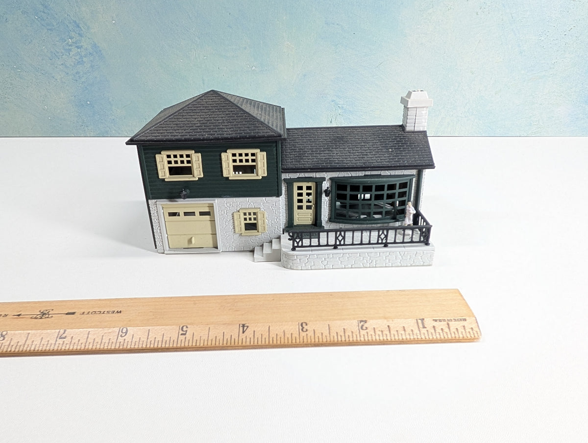 USED Bachmann HO Scale Green, White and Black House