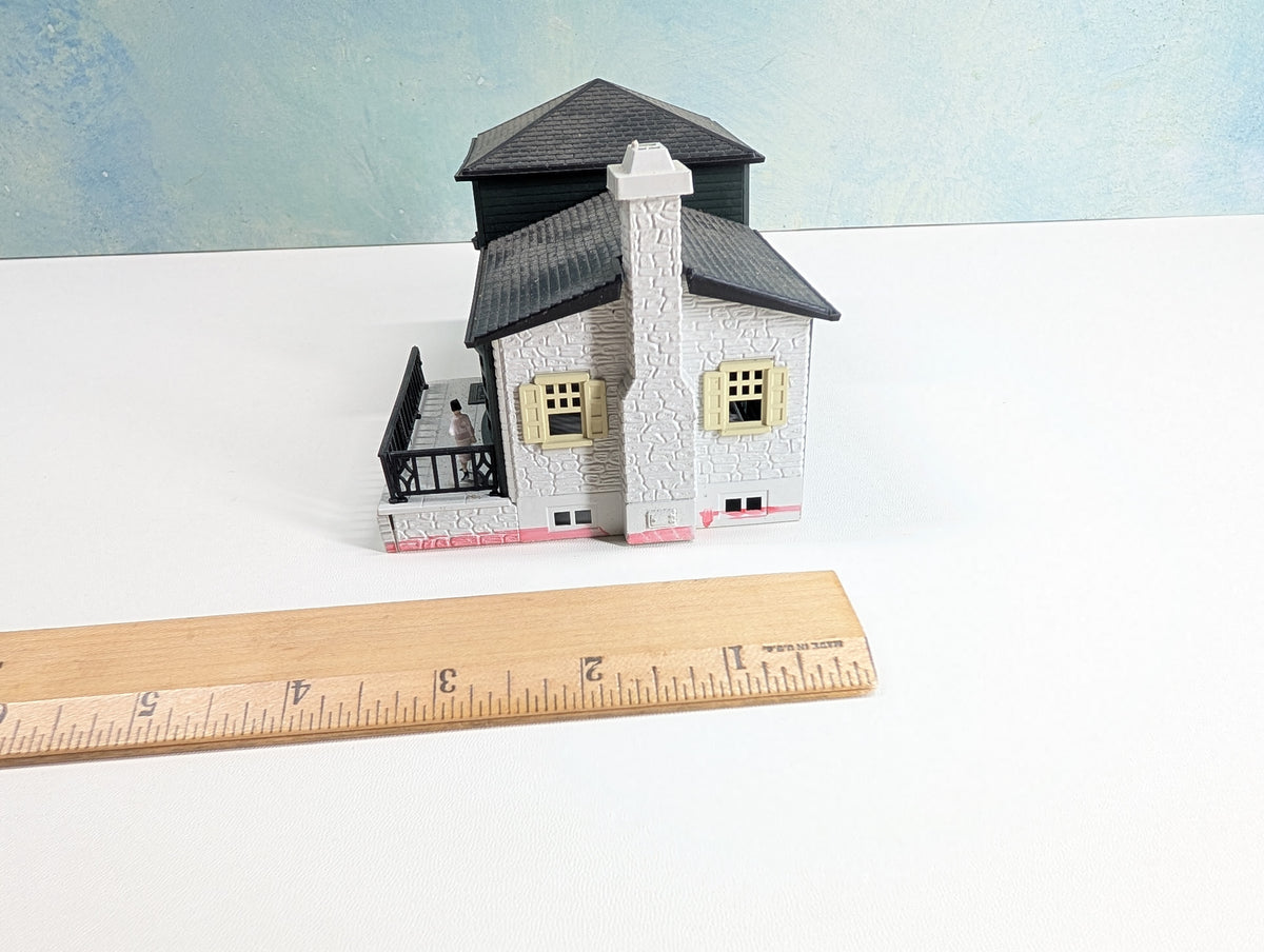 USED Bachmann HO Scale Green, White and Black House