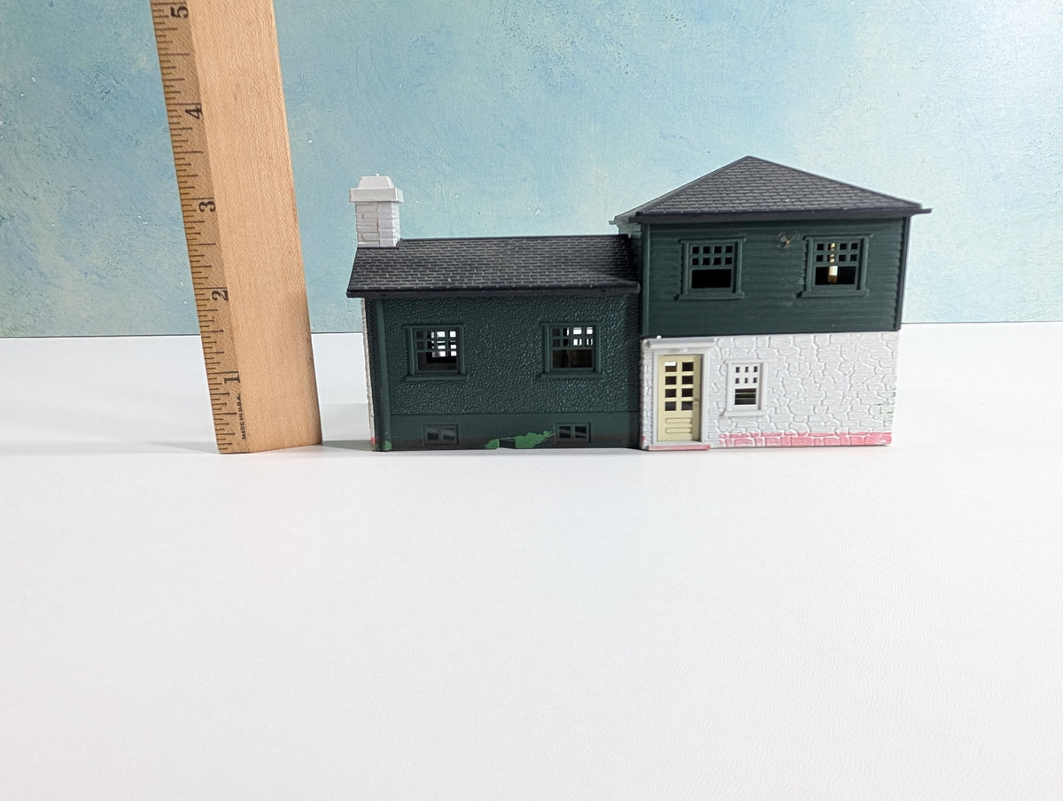 USED Bachmann HO Scale Green, White and Black House