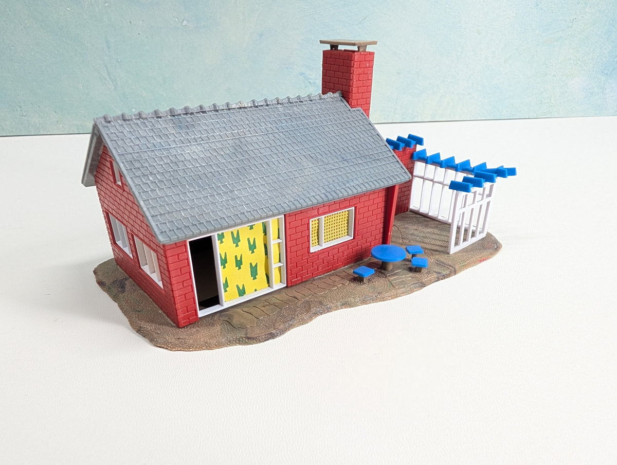 USED HO Scale Small Brick House