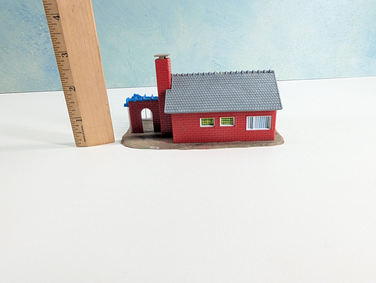 USED HO Scale Small Brick House