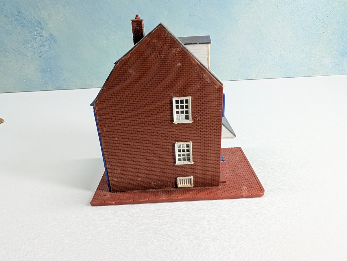 USED HO Scale Brick House w/ Dark Blue Shutters