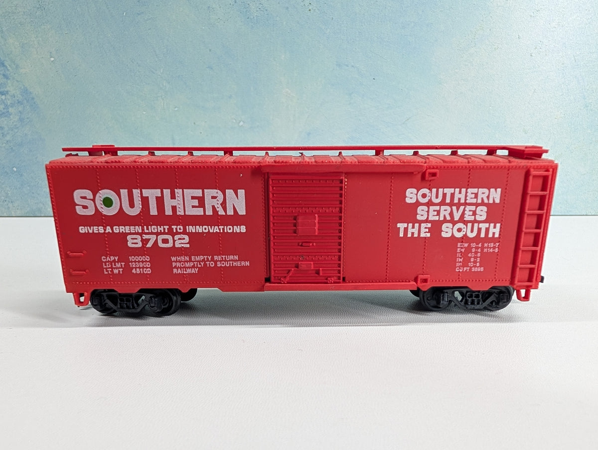 USED Lionel HO Scale 40' Box Car Southern #8702