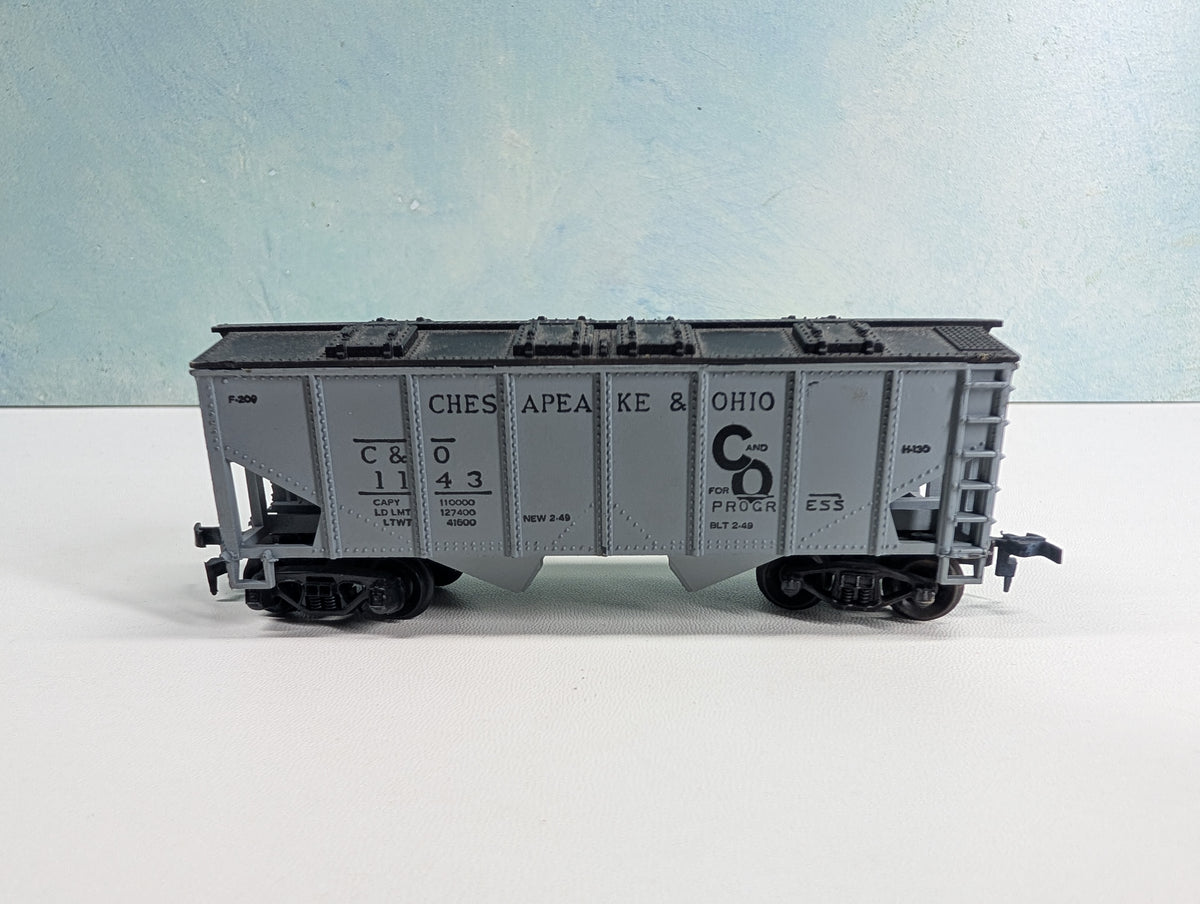 USED Life-Like HO Scale 2 Bay Covered Hopper Chesapeake and Ohio C&O #1143