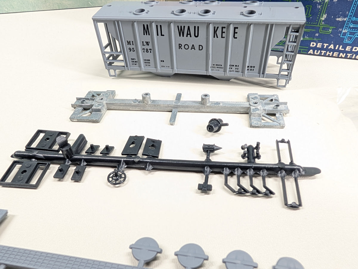 USED Roundhouse 1436 HO Scale 2 Bay Covered Hopper Milwaukee Road MILW #95787 KIT