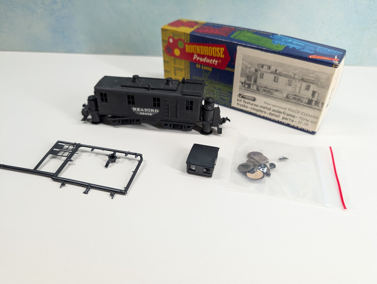 USED Roundhouse 2796 HO Scale Non-Powered Track Cleaner Reading #92830 Started KIT
