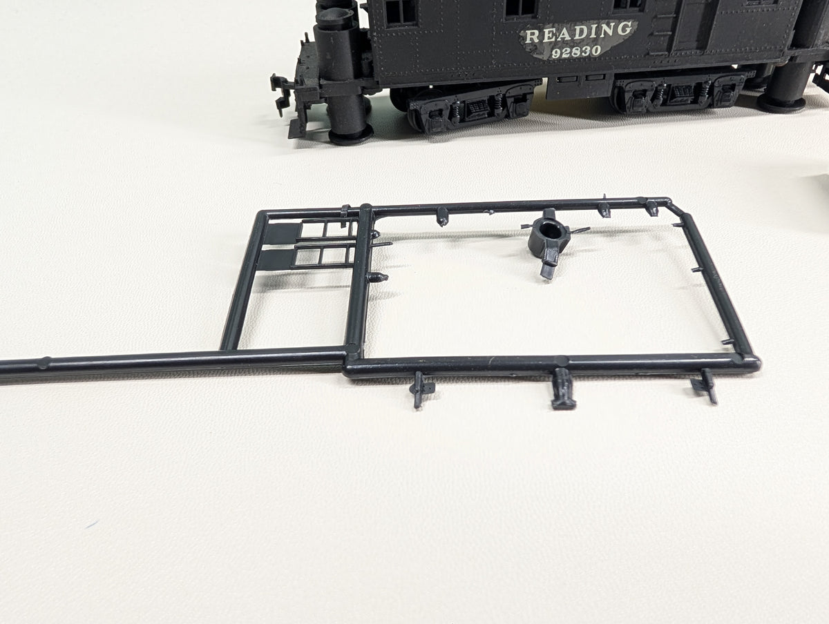 USED Roundhouse 2796 HO Scale Non-Powered Track Cleaner Reading #92830 Started KIT