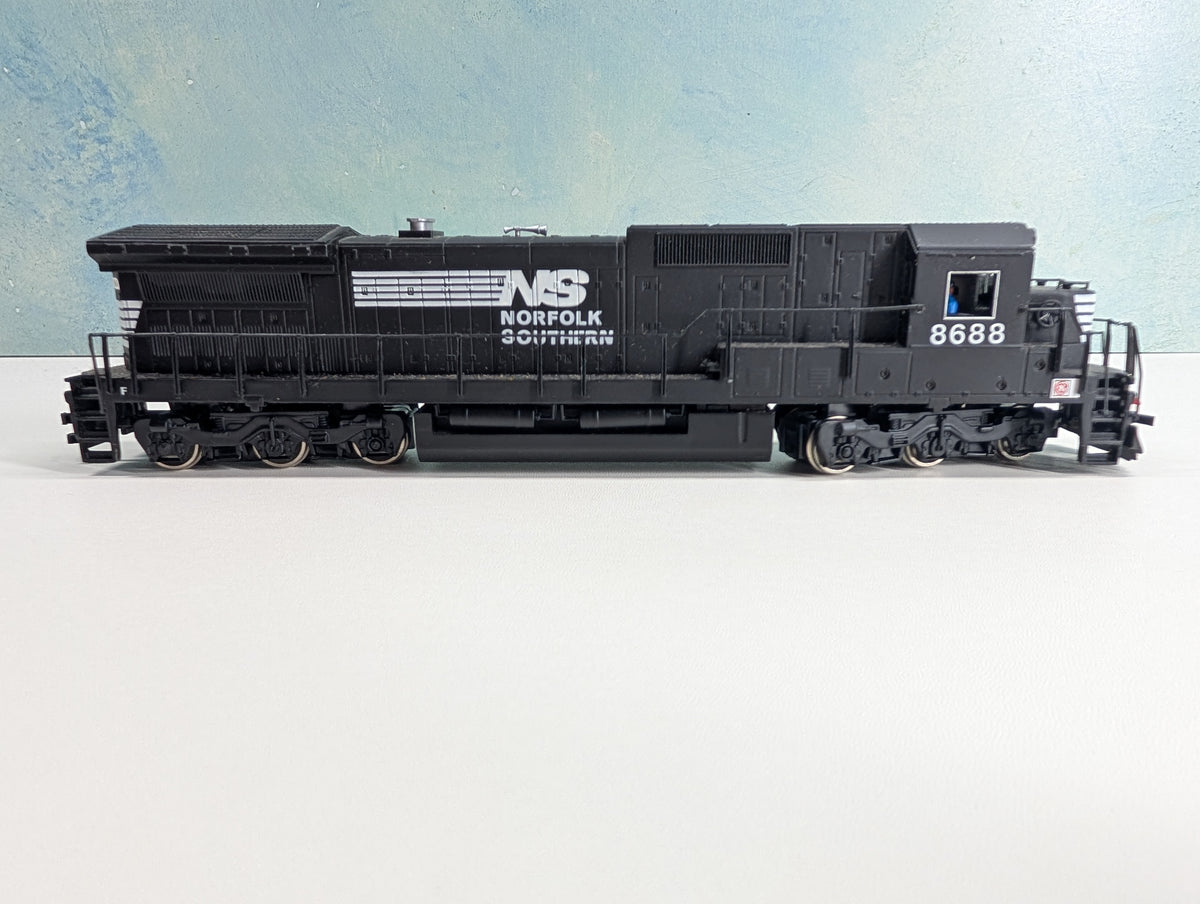 USED Bachmann HO Scale Spectrum Dash 8 40C Norfolk Southern NS #8688 Parts/Repairs DC