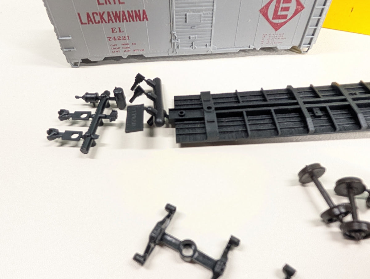 USED Accurail 1522 HO Scale 40' AAR Box Car Erie Lackawanna EL #74221 KIT