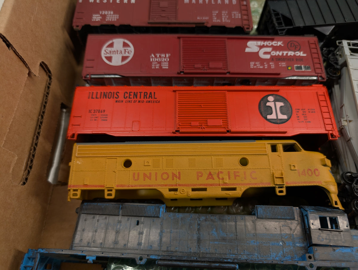 USED HO Scale Lot of for Parts/Repairs Locomotives, Box Cars, Tank Cars, Shells and more