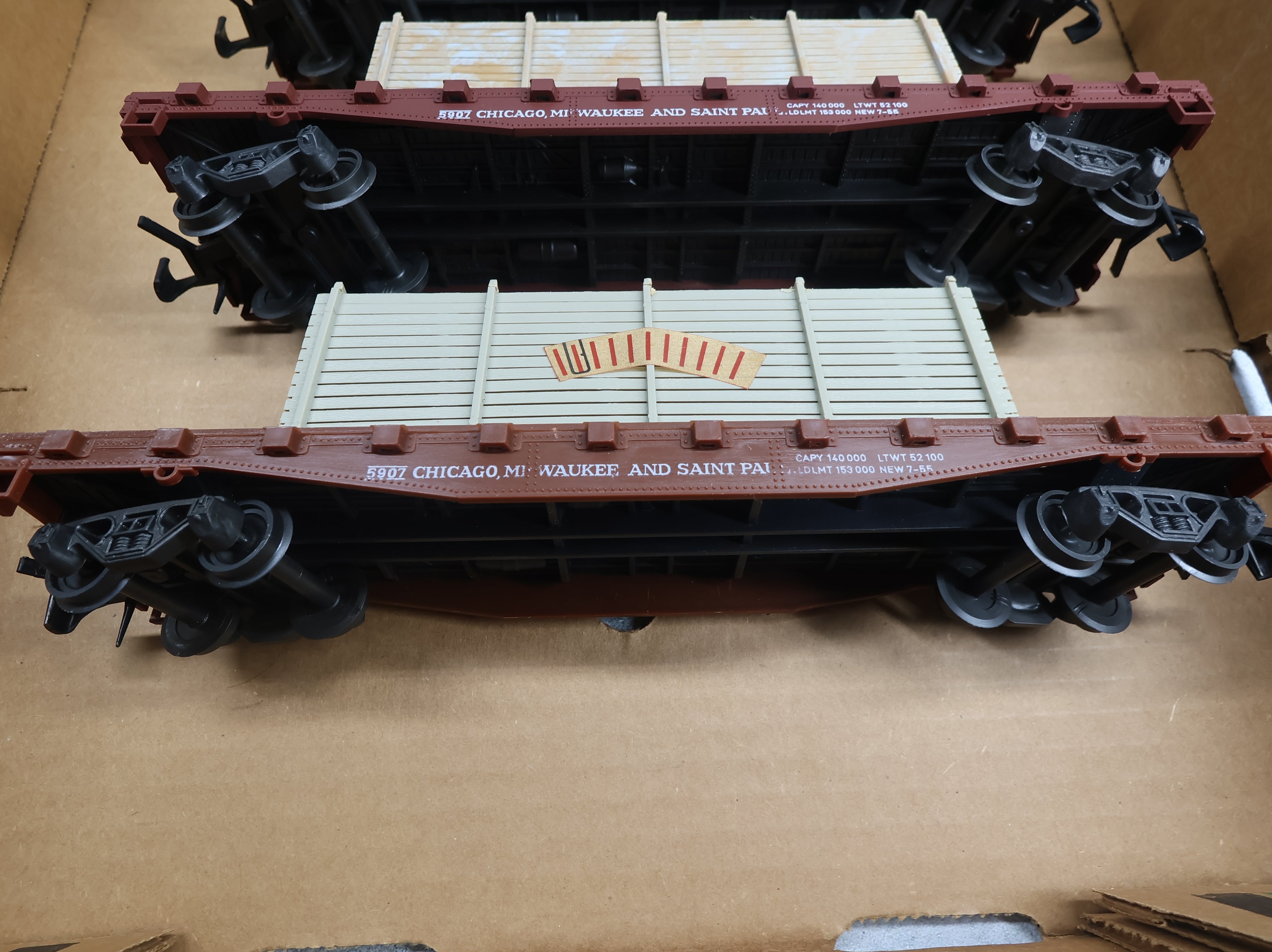 USED AHM O Flat Car w/ Crate Load Chicago Milwaukee & St Paul #5907 (4 pcs)