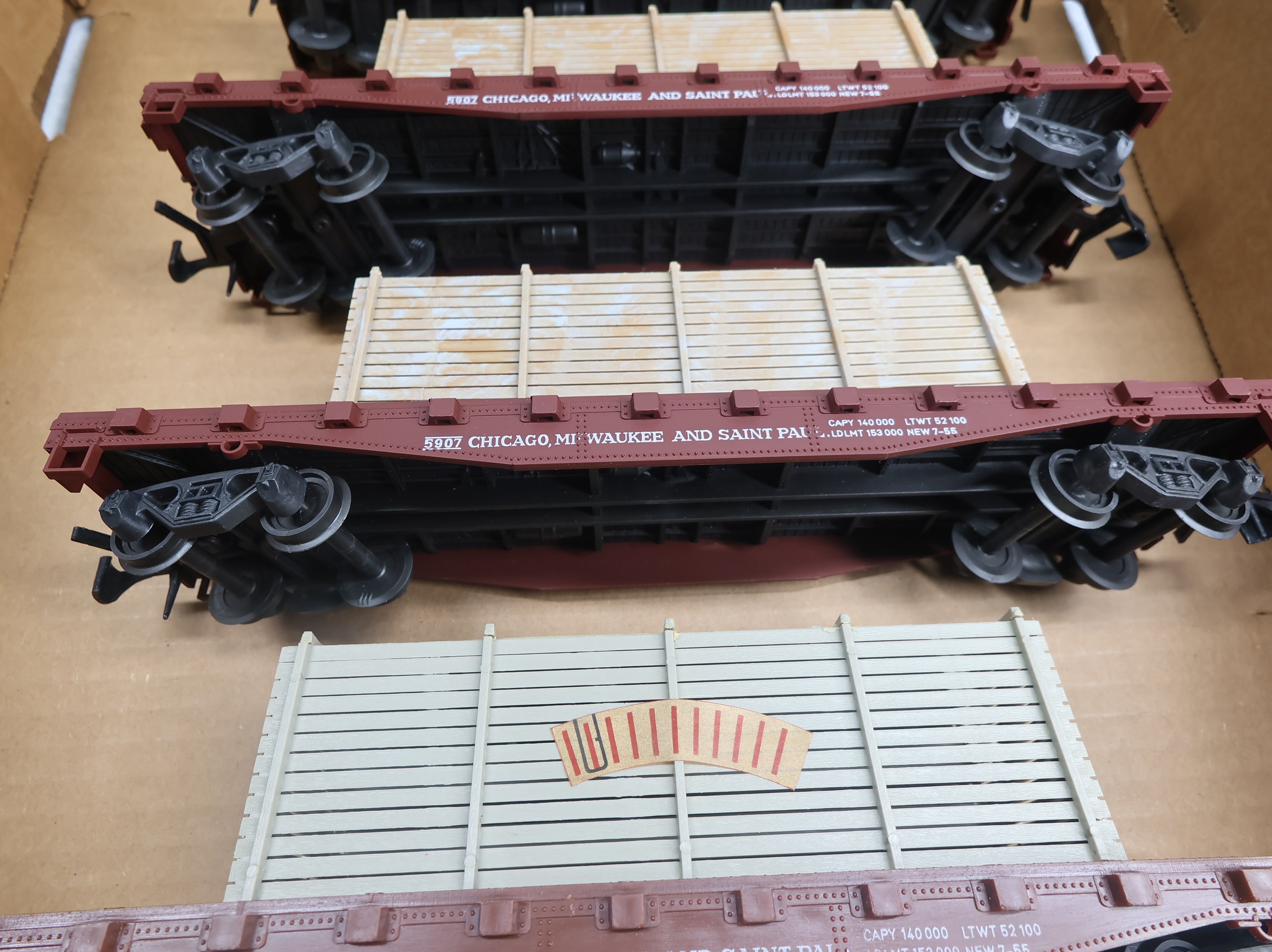 USED AHM O Flat Car w/ Crate Load Chicago Milwaukee & St Paul #5907 (4 pcs)