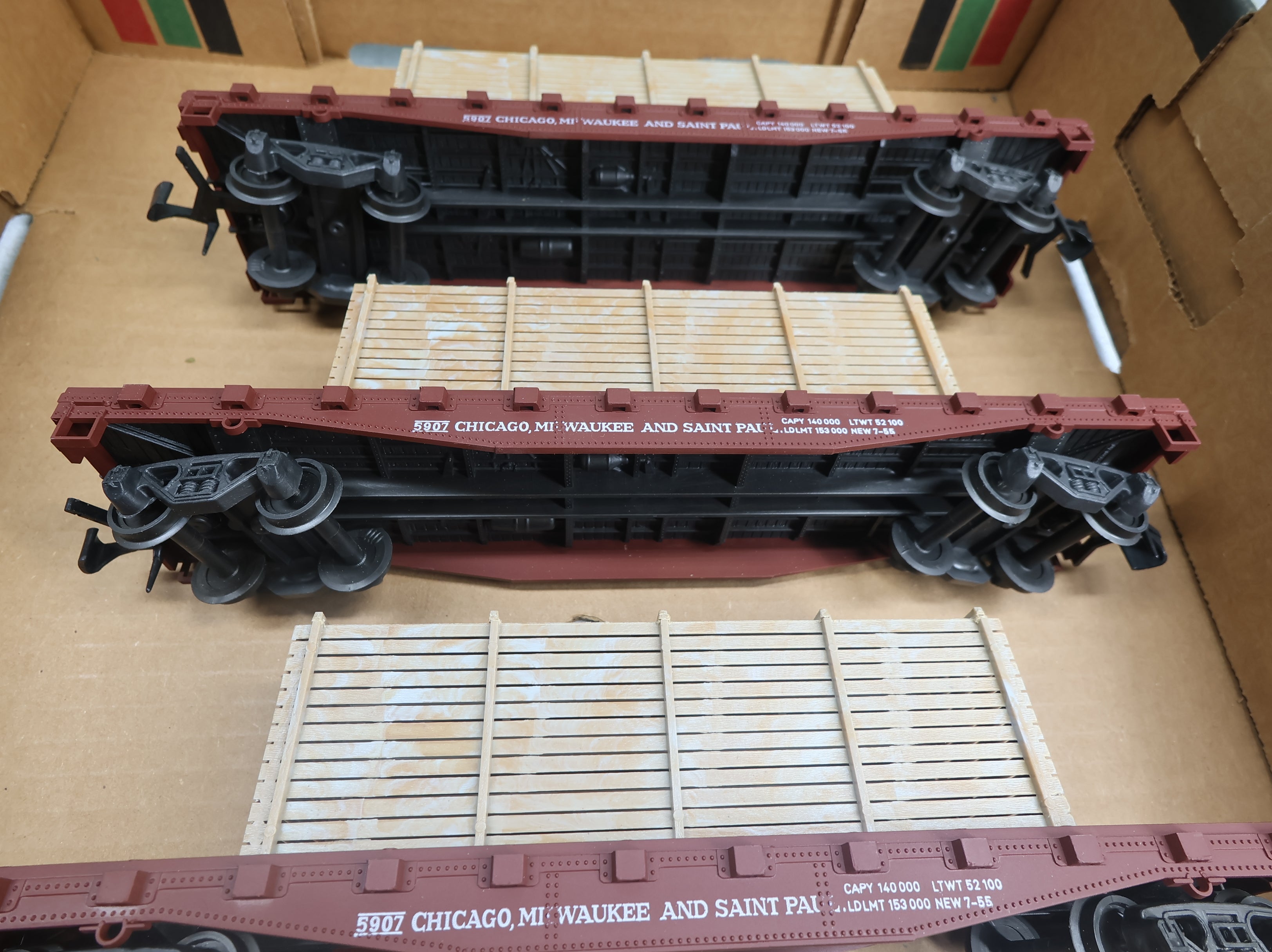 USED AHM O Flat Car w/ Crate Load Chicago Milwaukee & St Paul #5907 (4 pcs)