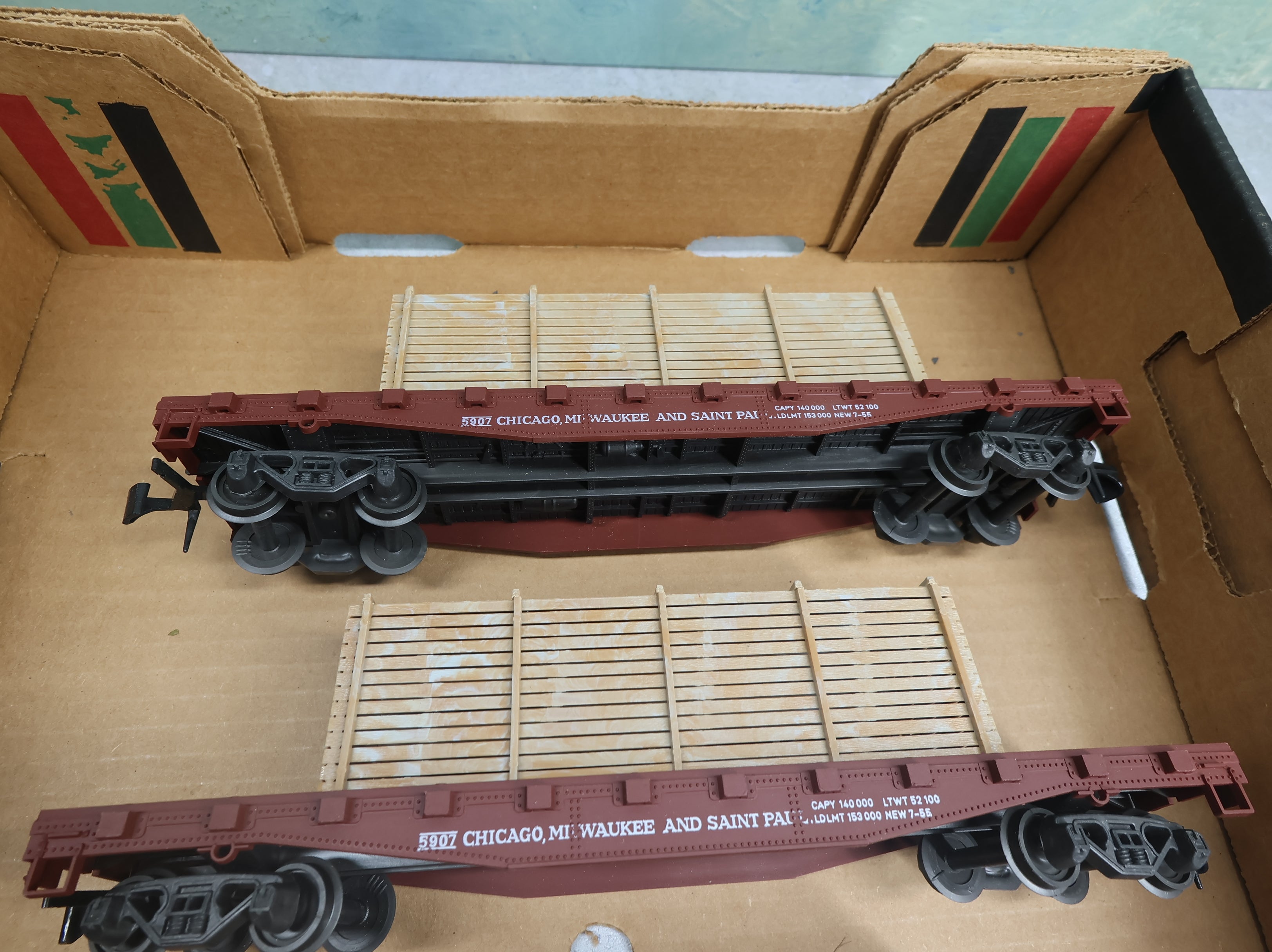USED AHM O Flat Car w/ Crate Load Chicago Milwaukee & St Paul #5907 (4 pcs)
