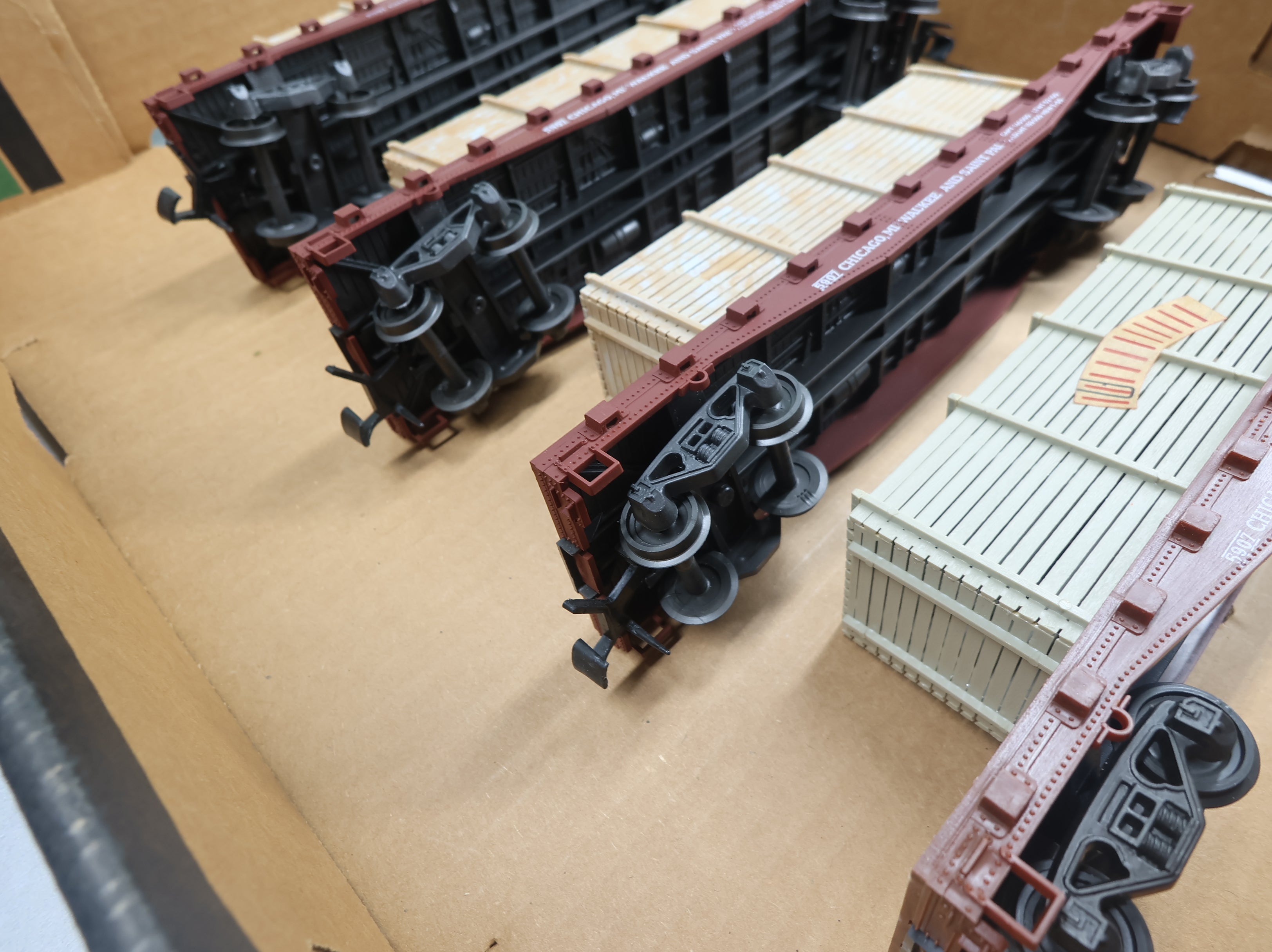 USED AHM O Flat Car w/ Crate Load Chicago Milwaukee & St Paul #5907 (4 pcs)