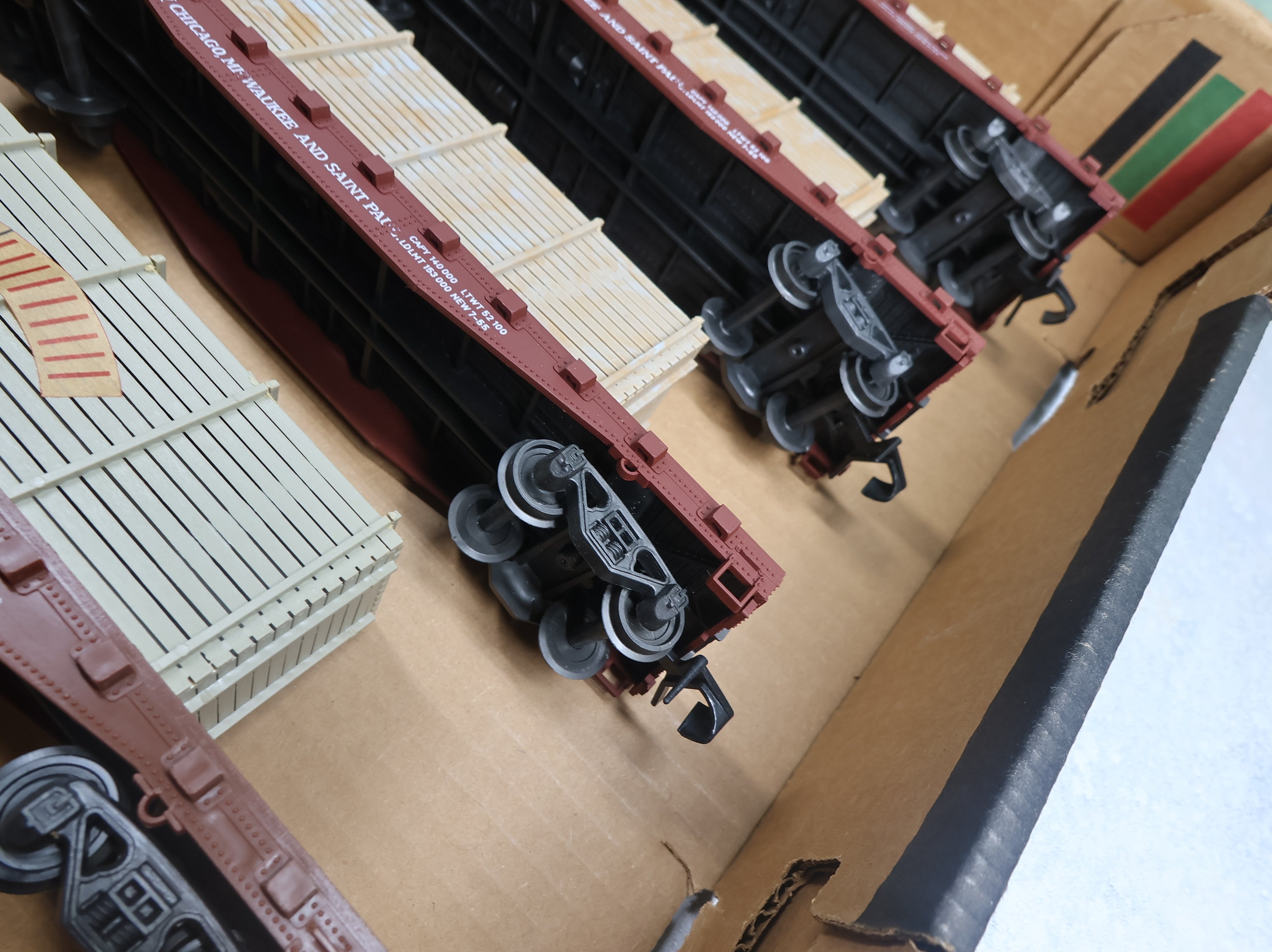 USED AHM O Flat Car w/ Crate Load Chicago Milwaukee & St Paul #5907 (4 pcs)