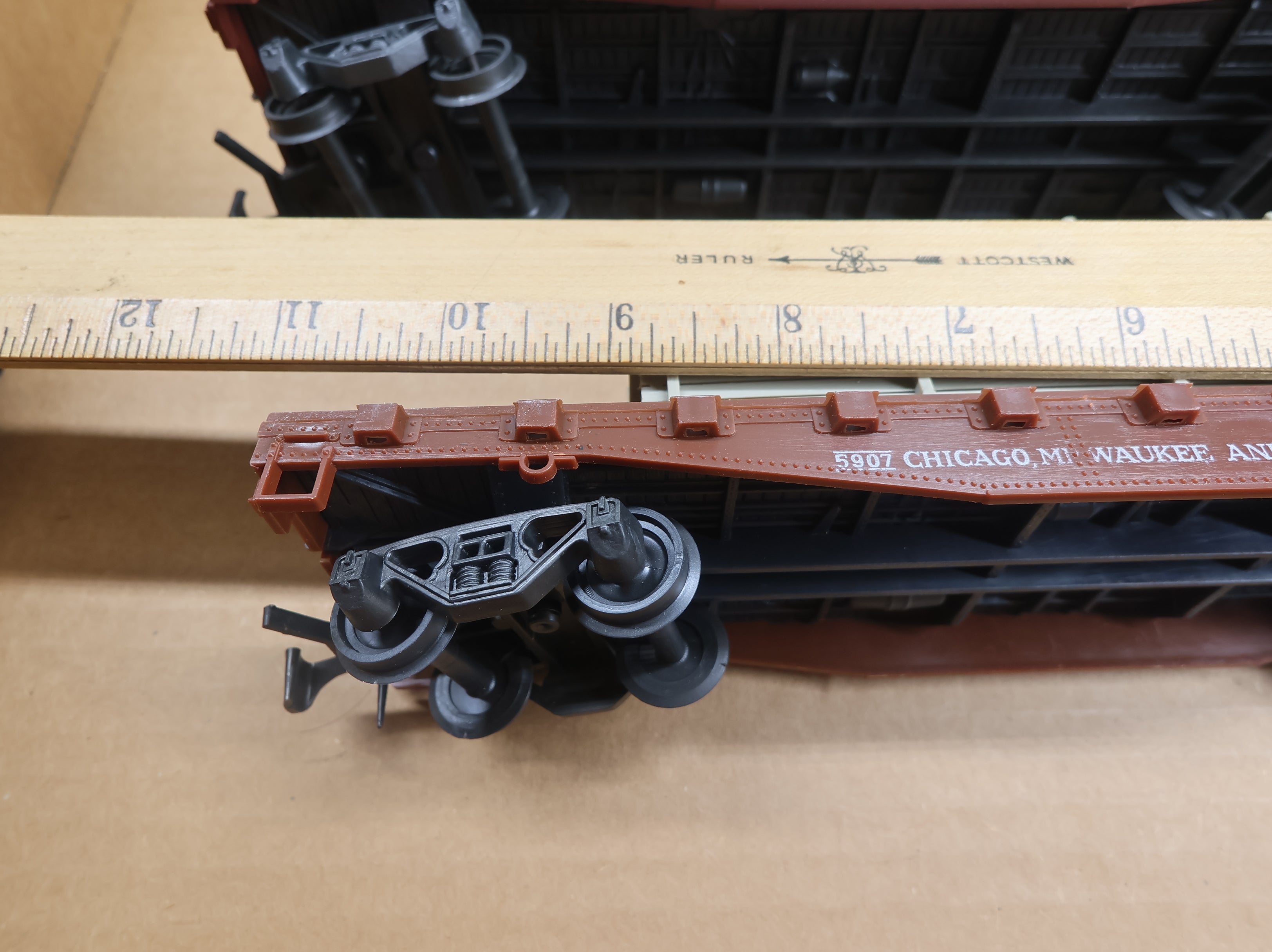 USED AHM O Flat Car w/ Crate Load Chicago Milwaukee & St Paul #5907 (4 pcs)