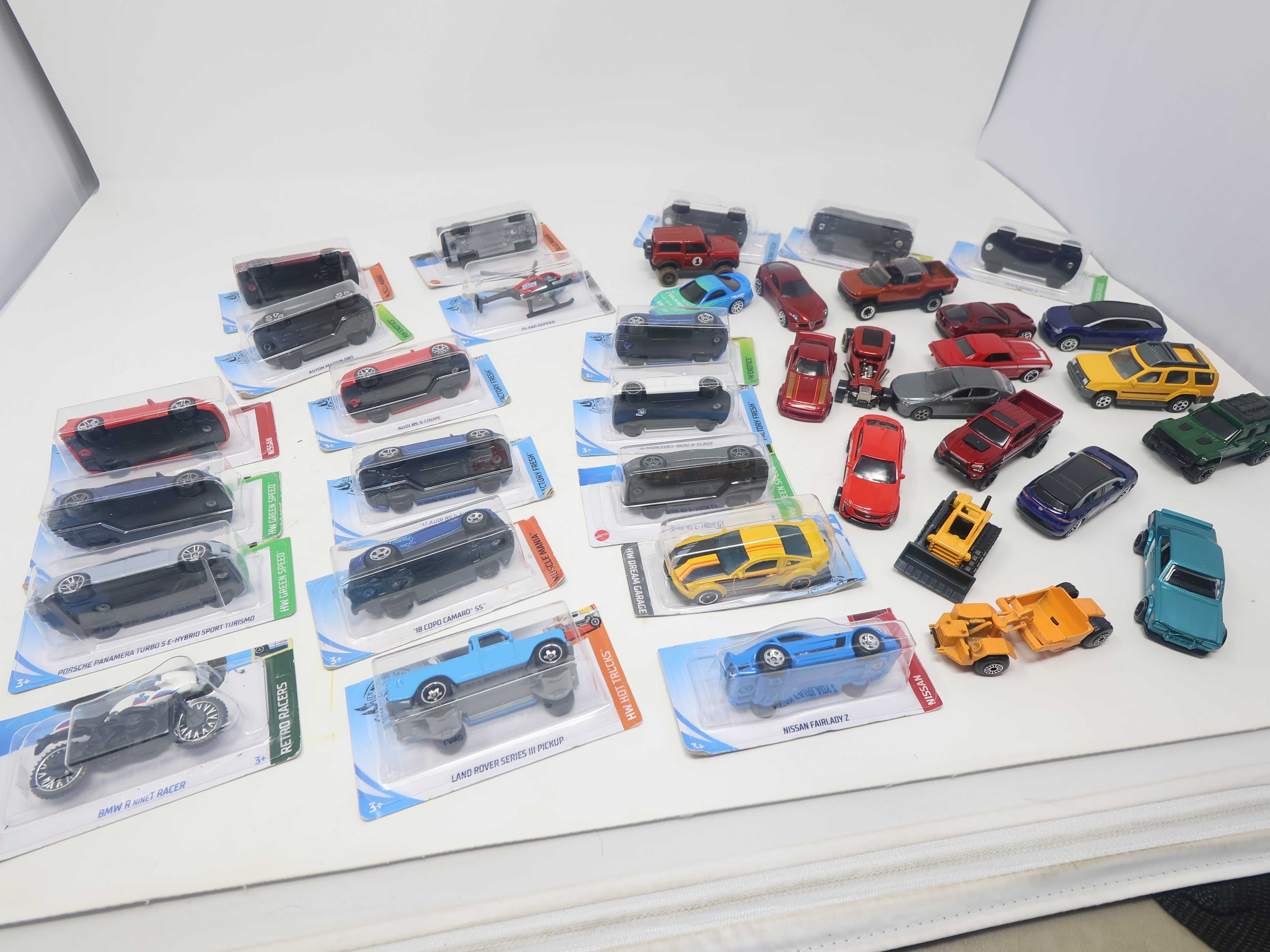 USED , Lot of Matchbox & Hot Wheels Cars, 30+