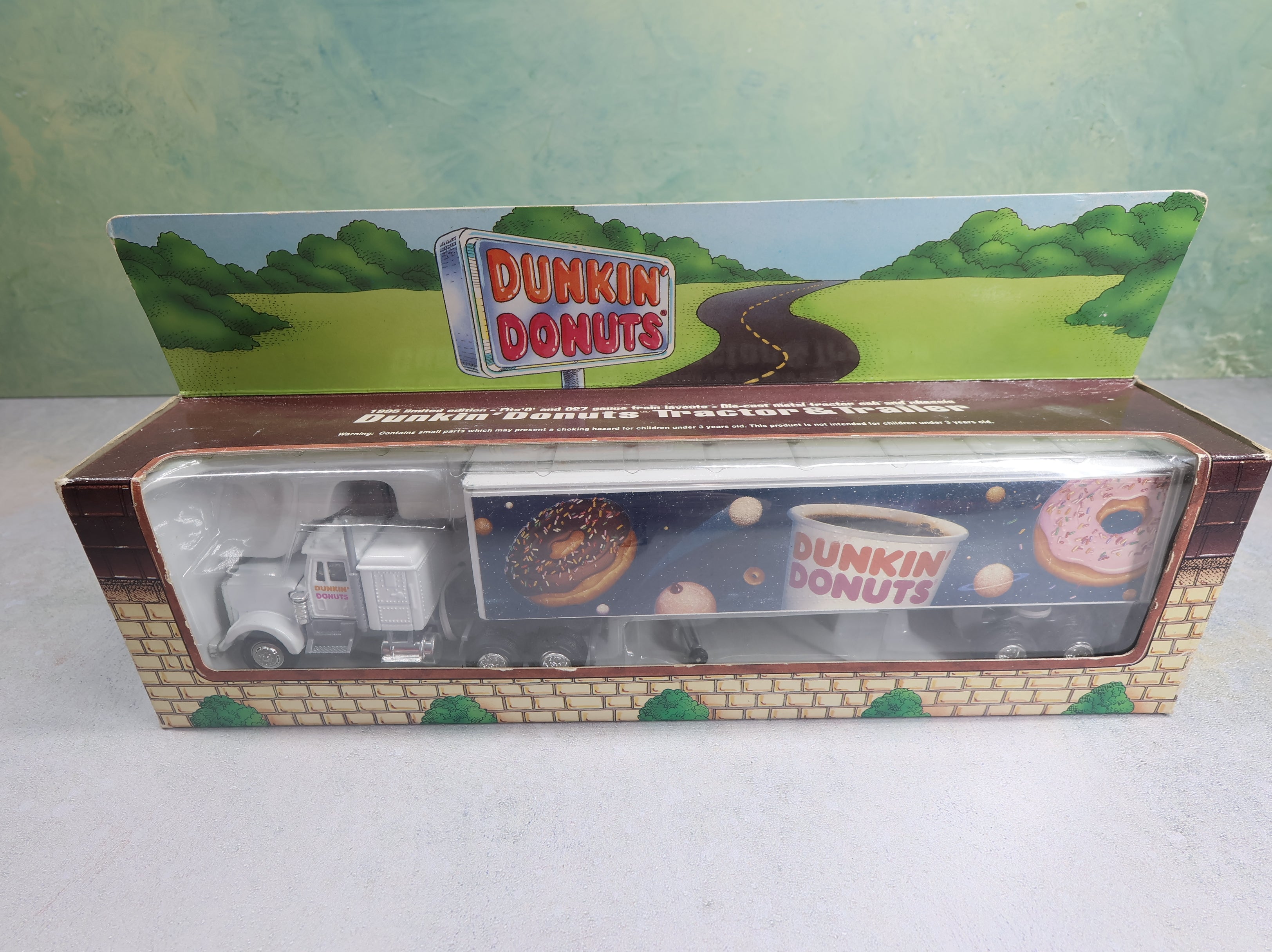 USED Lionel O Tractor and Trailer Dunkin Donuts 1995 Limited Edition