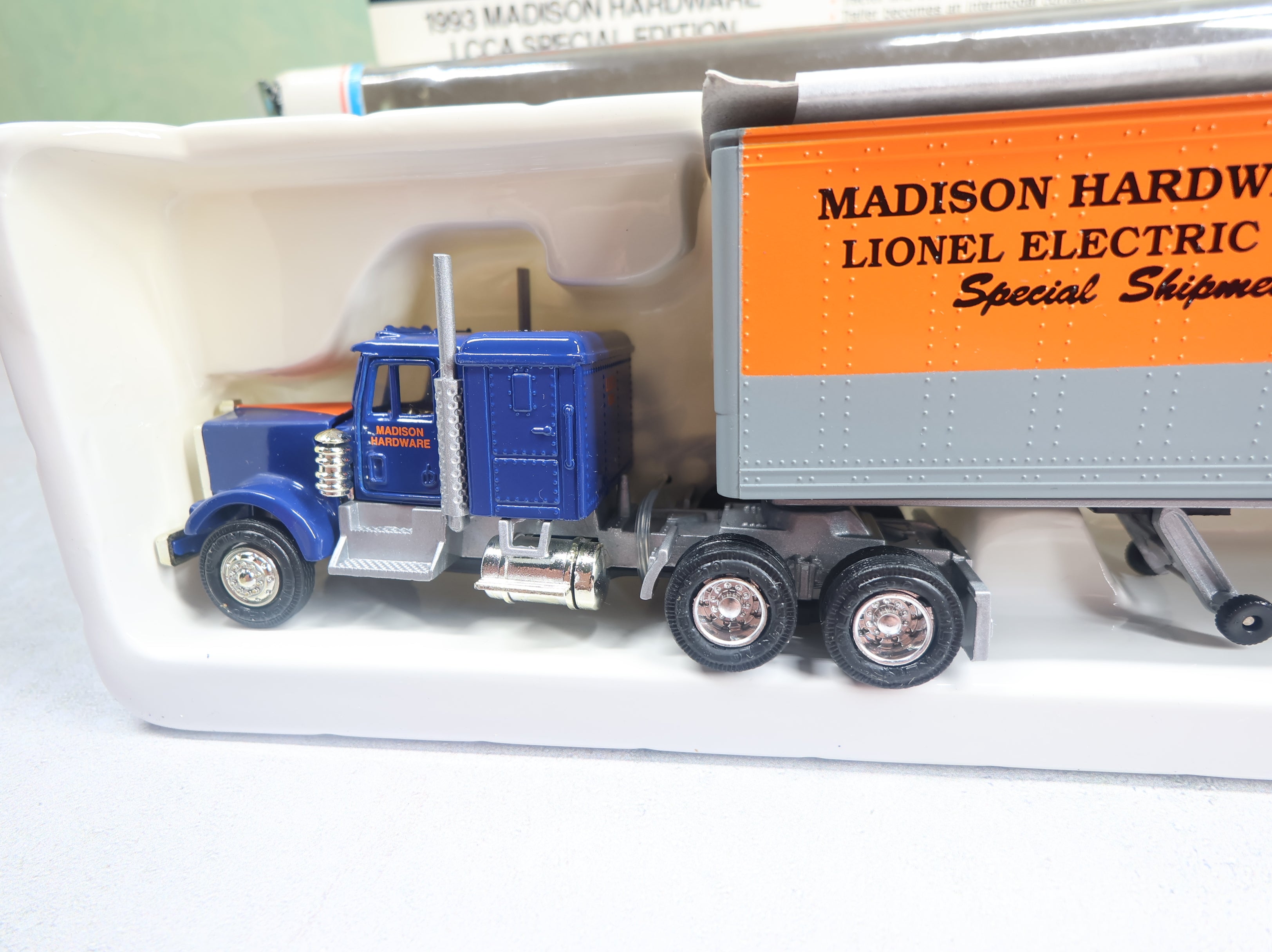 USED Lionel #6-52025 O Tractor and Trailer Madison Hardware LCCA Edition