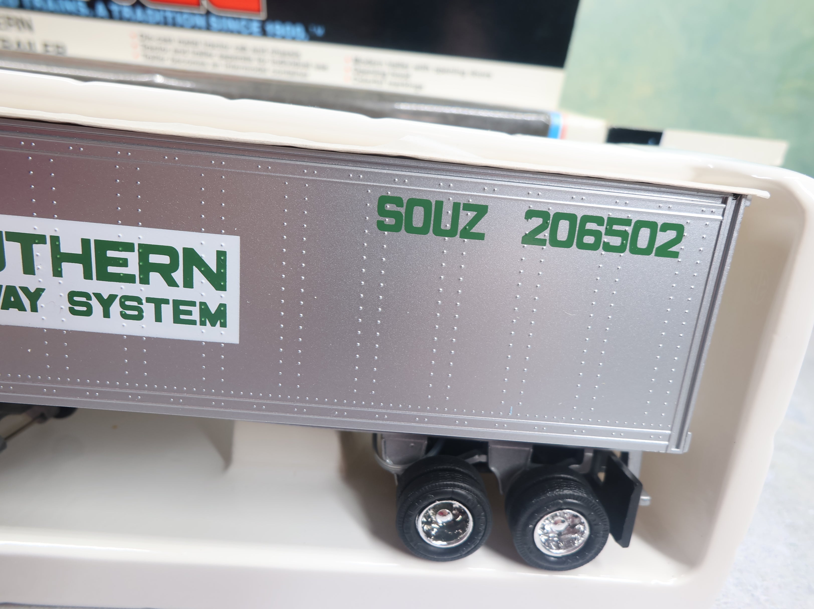 USED Lionel #6-52056 O Tractor and Trailer Southern #206502 LCCA Edition
