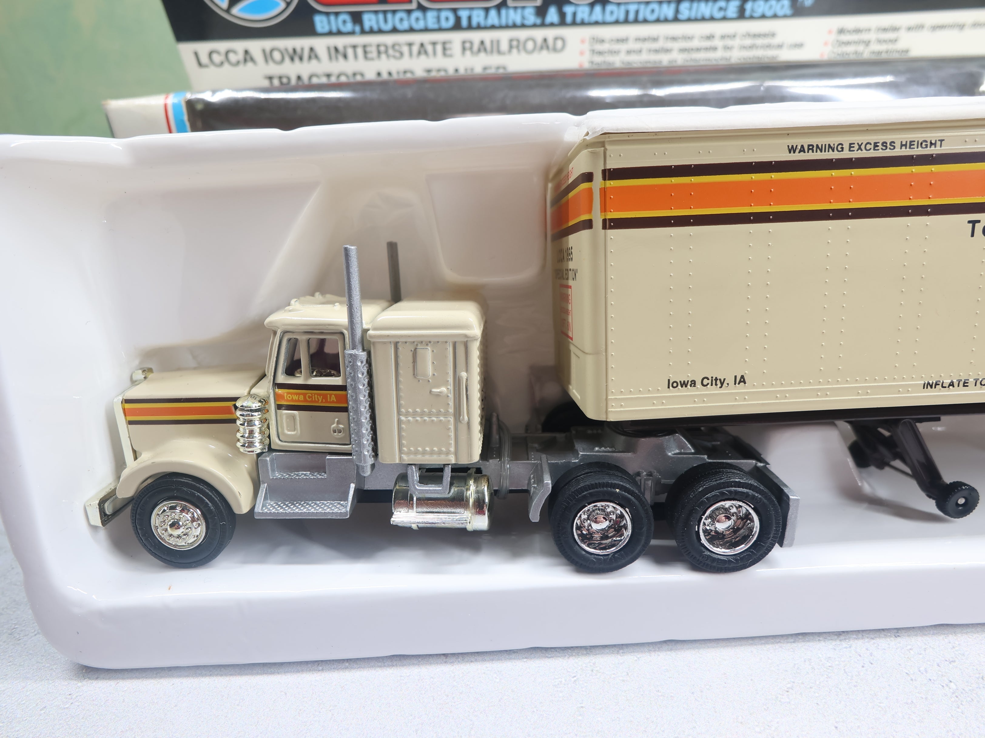 USED Lionel #6-52092 O Tractor and Trailer Iowa Interstate LCCA Edition