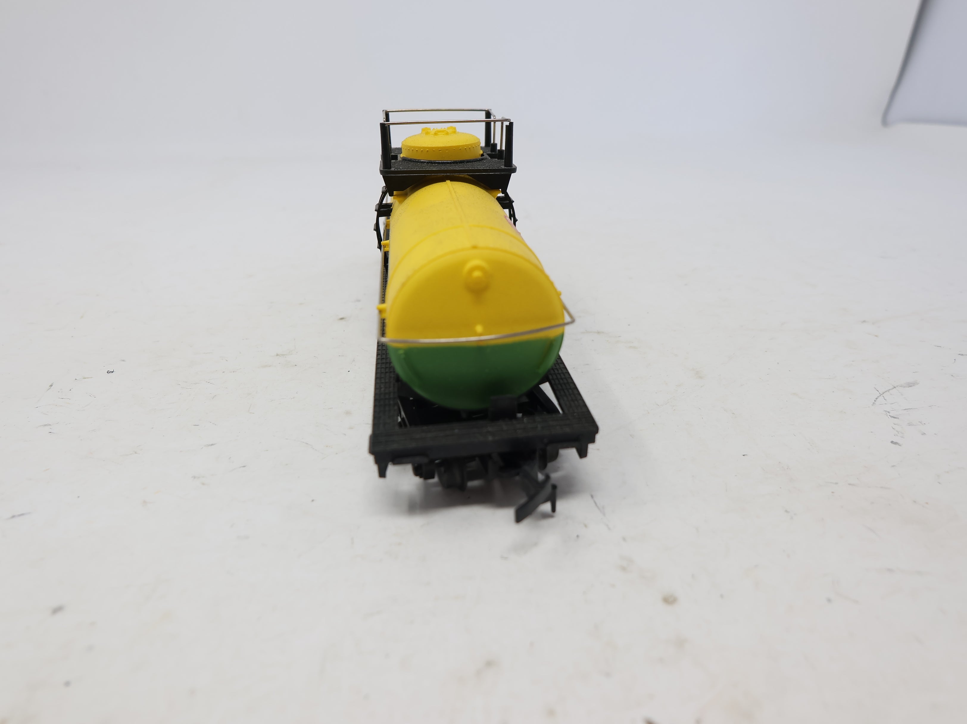 USED PEMCO HO Scale Single Dome Tank Car Dupont DUPX #2675