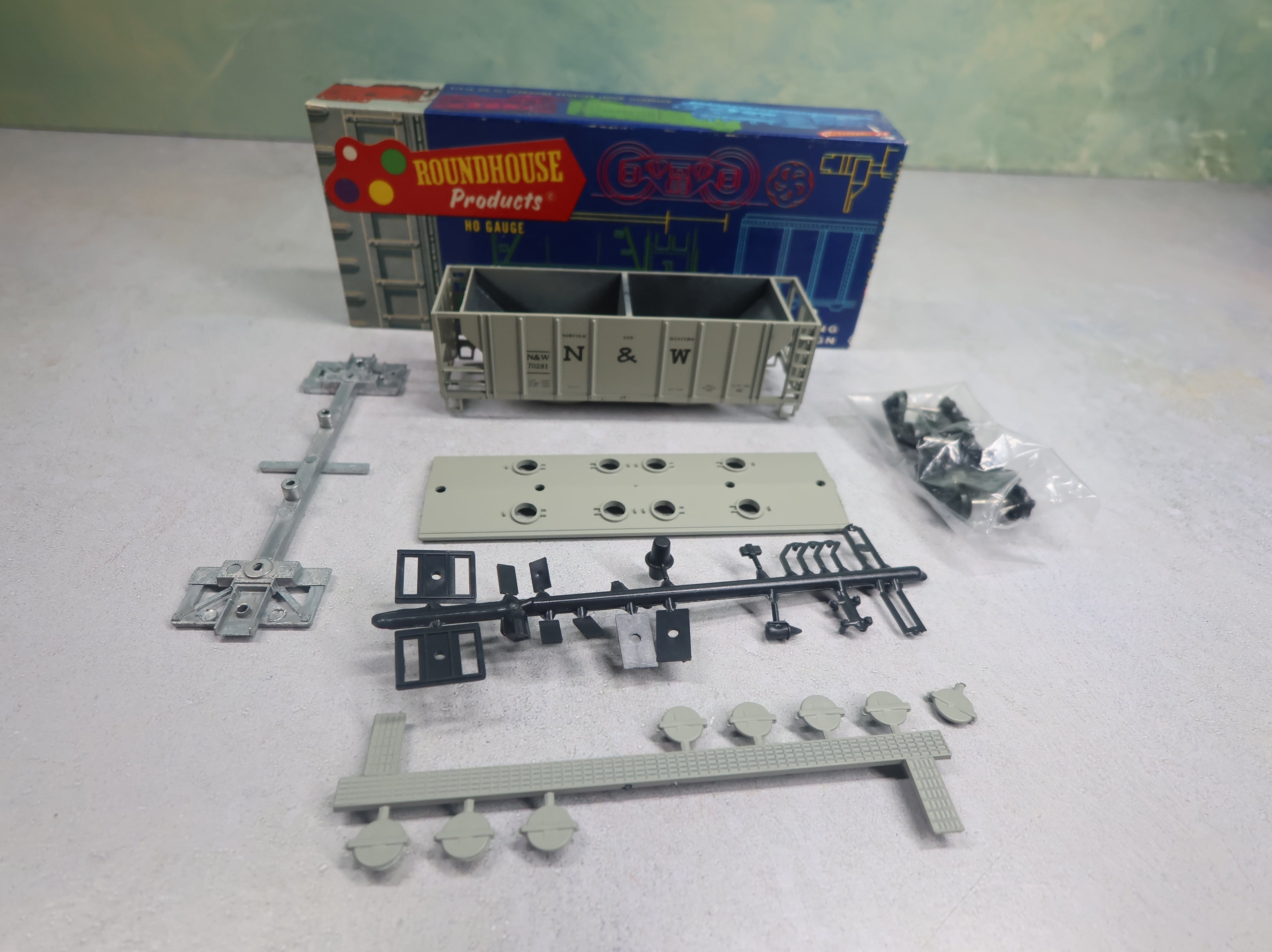 USED Roundhouse 3240 HO Scale 2 Bay Covered Hopper Norfolk & Western N&W #70281 KIT