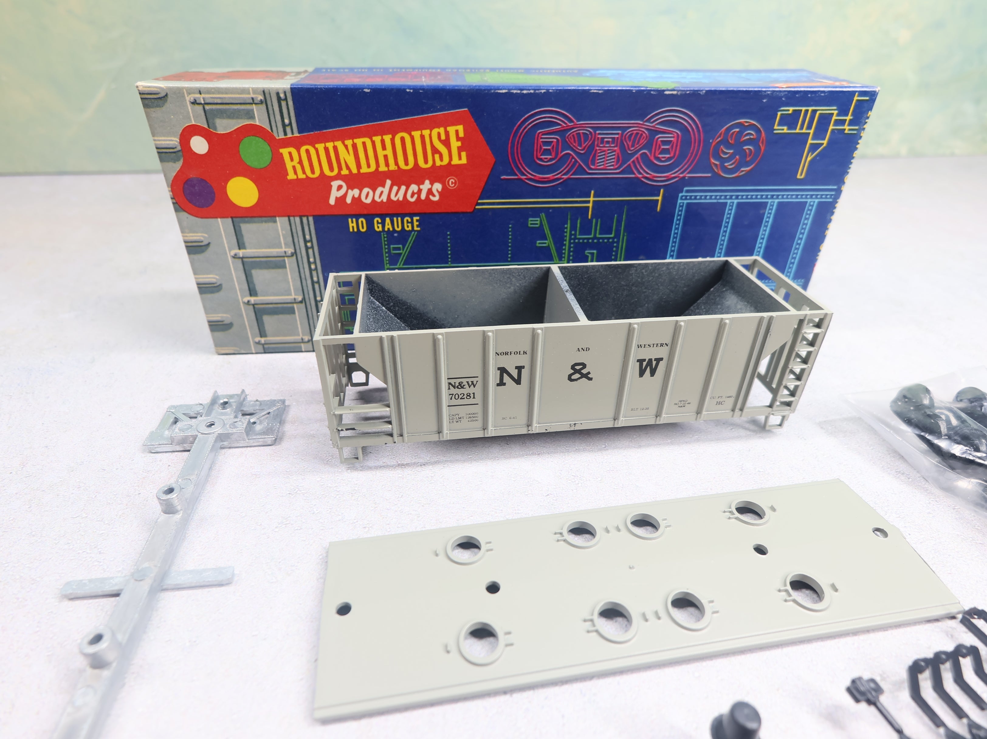 USED Roundhouse 3240 HO Scale 2 Bay Covered Hopper Norfolk & Western N&W #70281 KIT