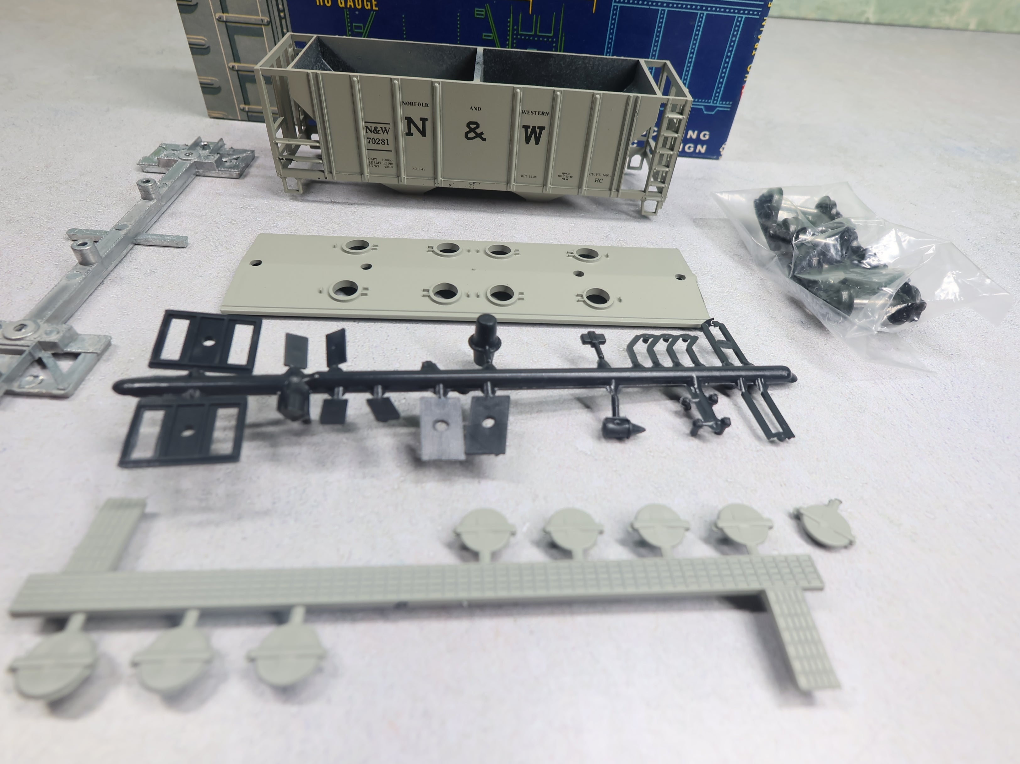 USED Roundhouse 3240 HO Scale 2 Bay Covered Hopper Norfolk & Western N&W #70281 KIT