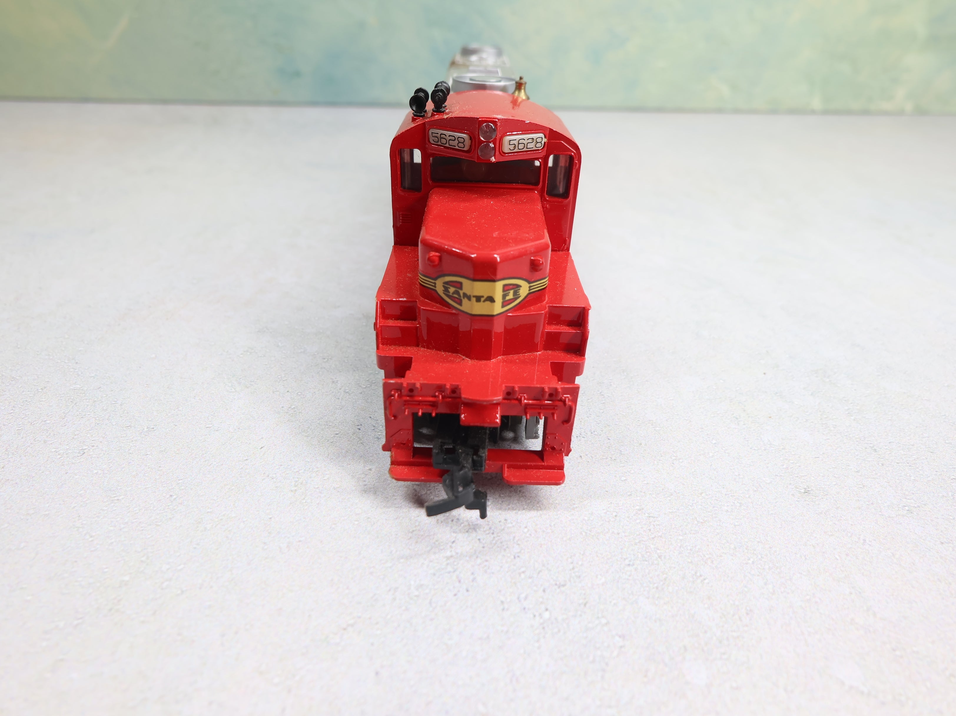 USED Tyco HO Scale GP-20 Diesel Locomotive Santa Fe #5628 Parts/Repairs DC