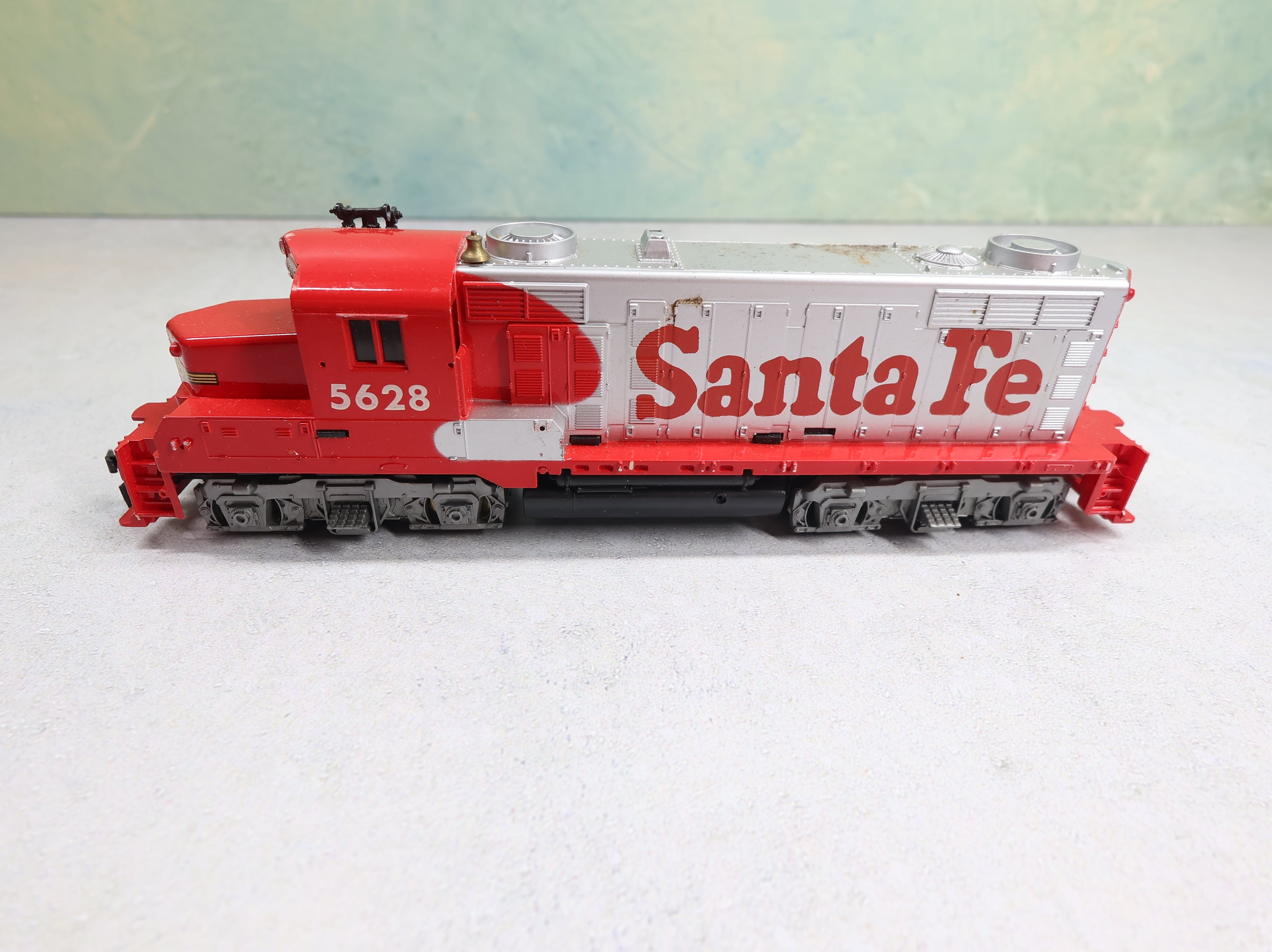 USED Tyco HO Scale GP-20 Diesel Locomotive Santa Fe #5628 Parts/Repairs DC