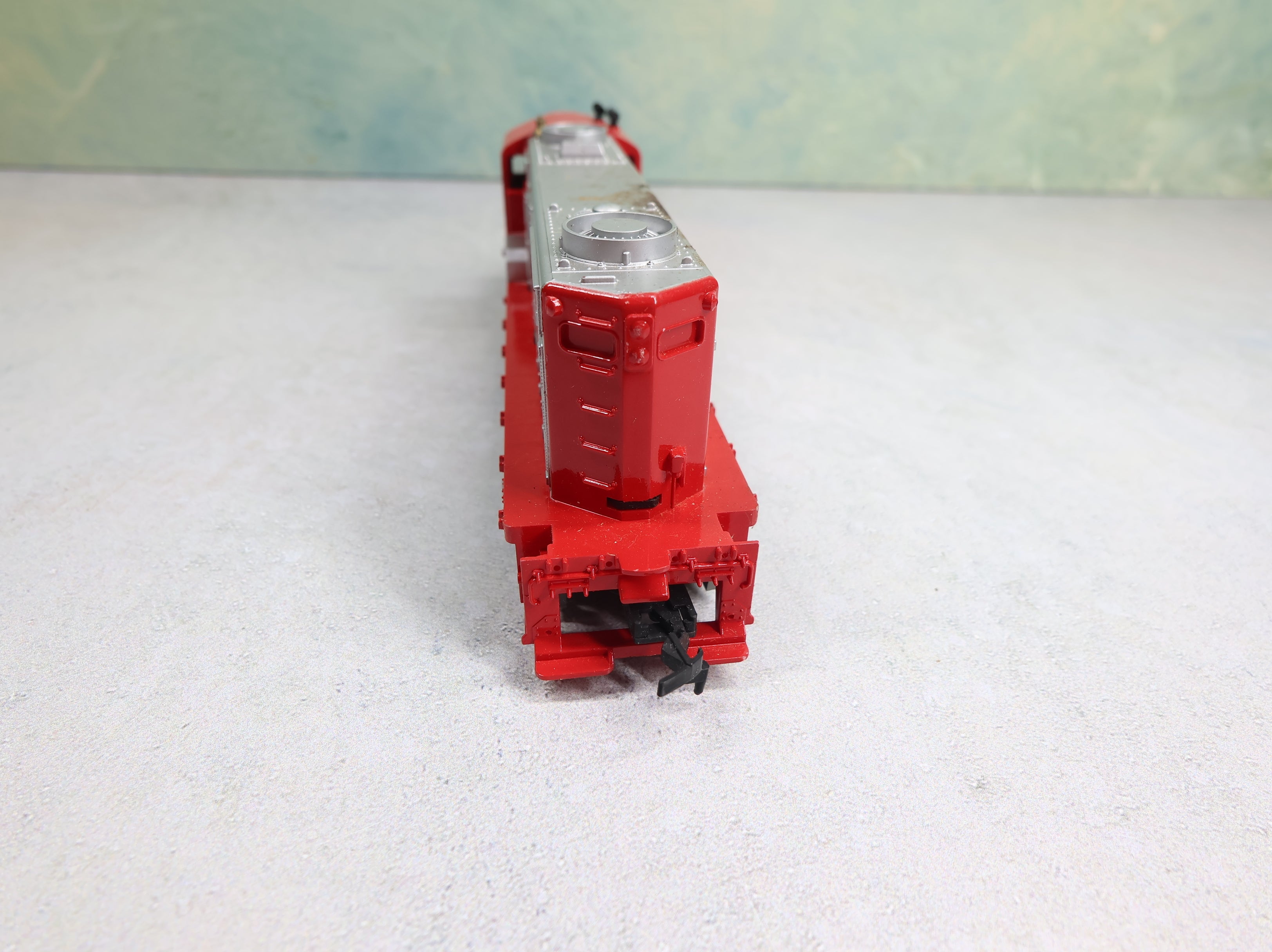 USED Tyco HO Scale GP-20 Diesel Locomotive Santa Fe #5628 Parts/Repairs DC