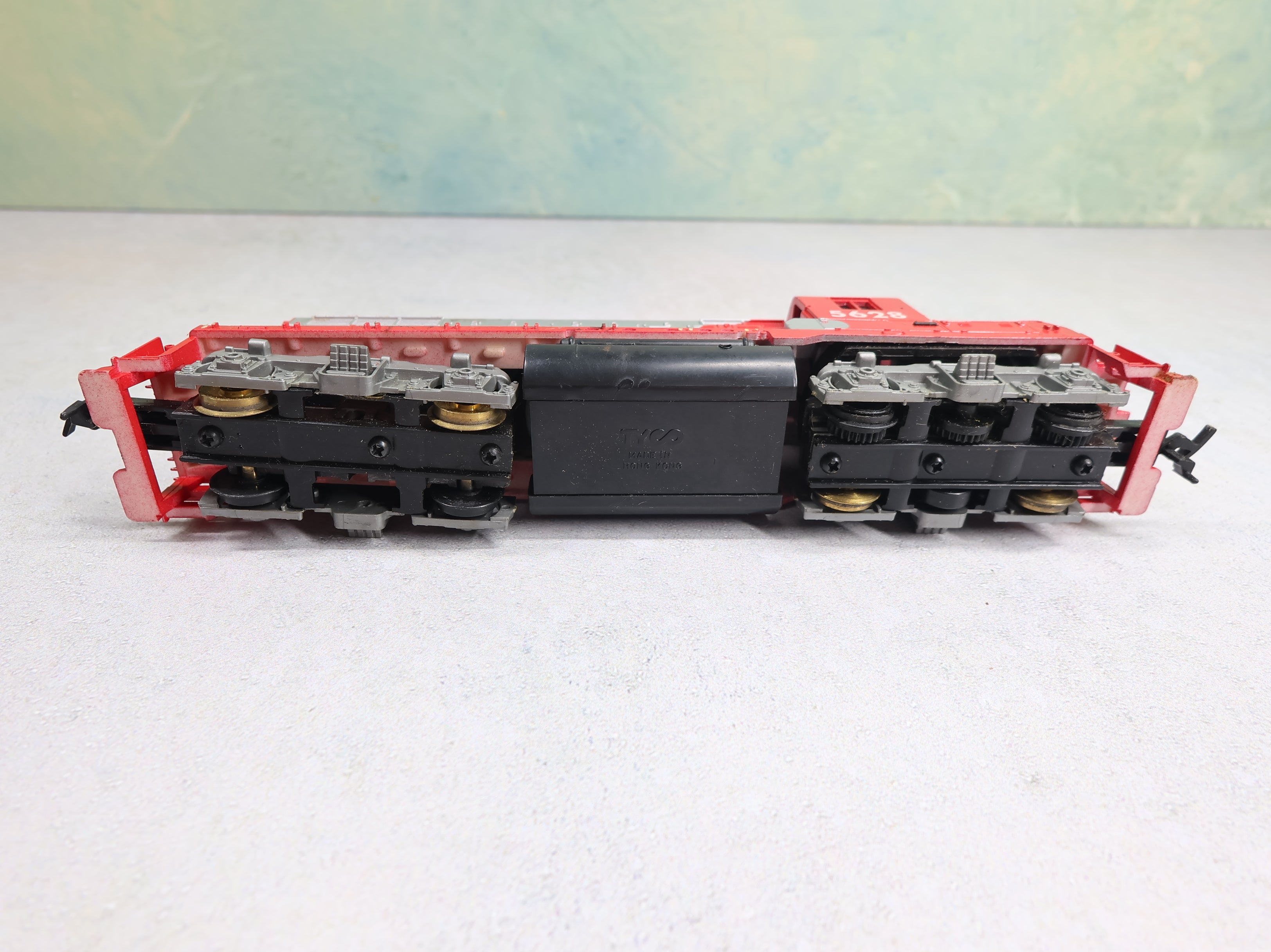 USED Tyco HO Scale GP-20 Diesel Locomotive Santa Fe #5628 Parts/Repairs DC