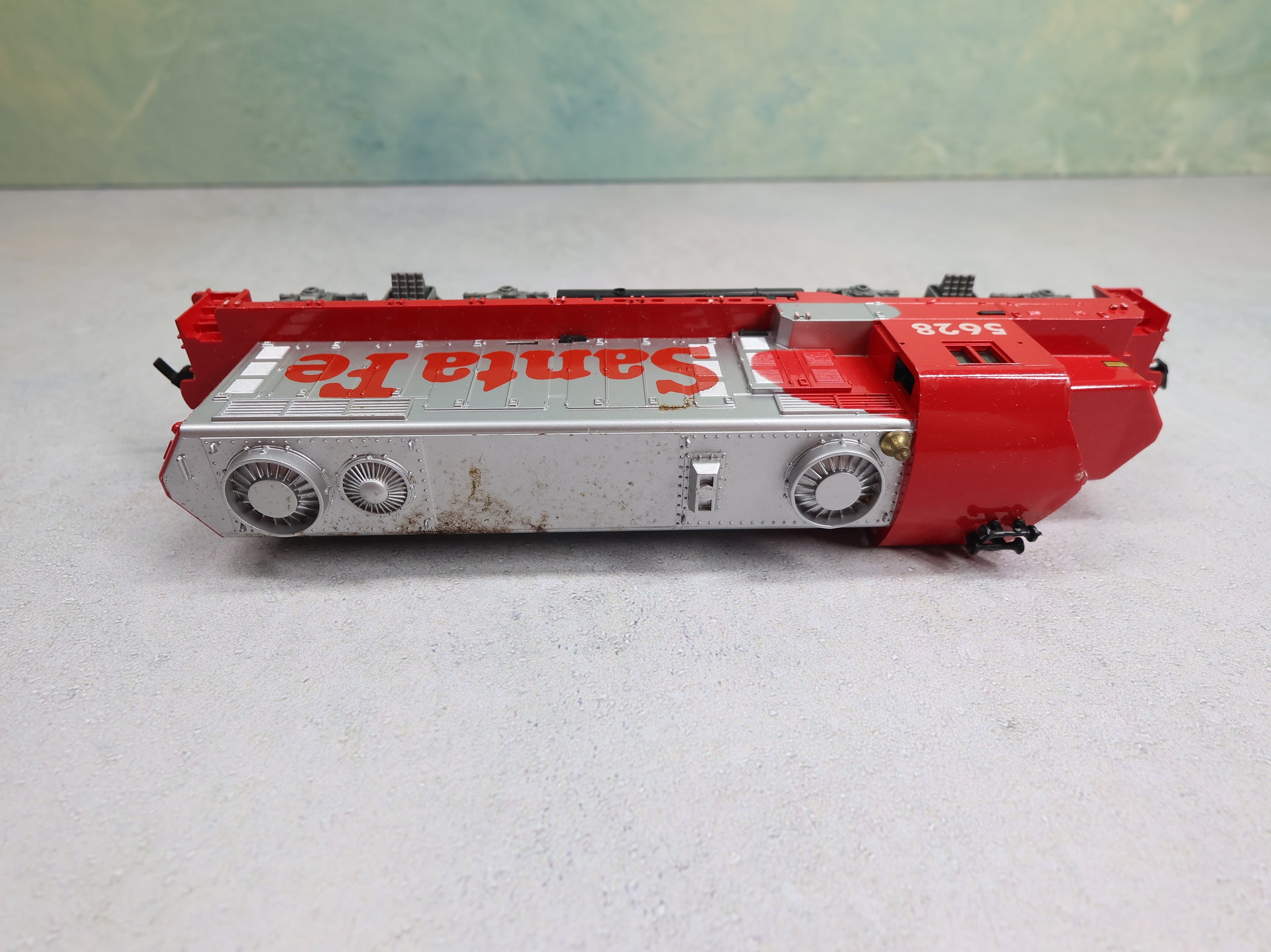 USED Tyco HO Scale GP-20 Diesel Locomotive Santa Fe #5628 Parts/Repairs DC
