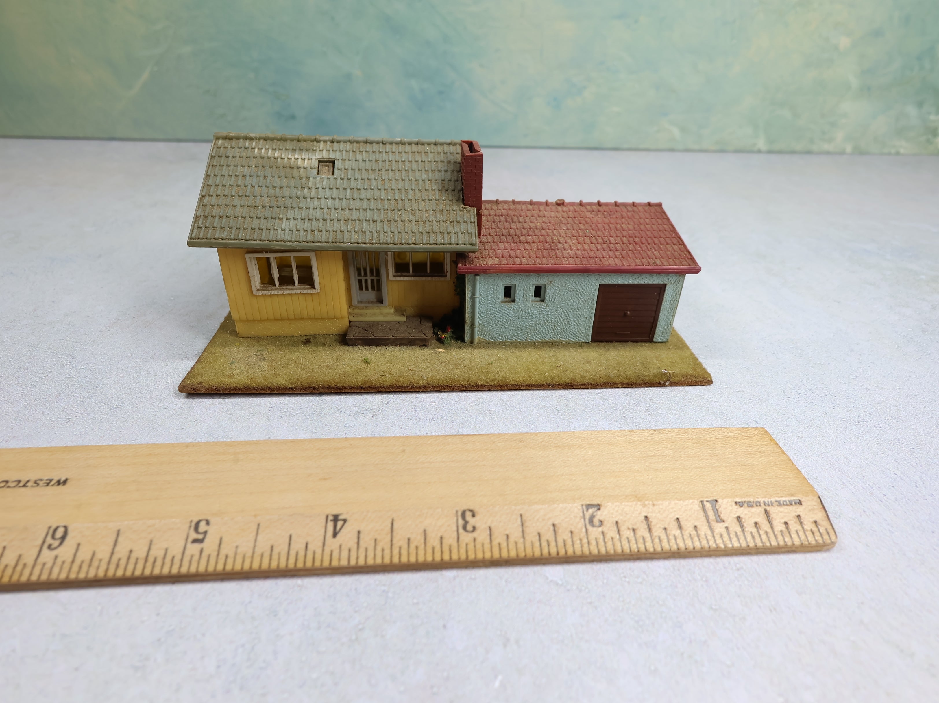 USED HO Scale Home w/ Garage