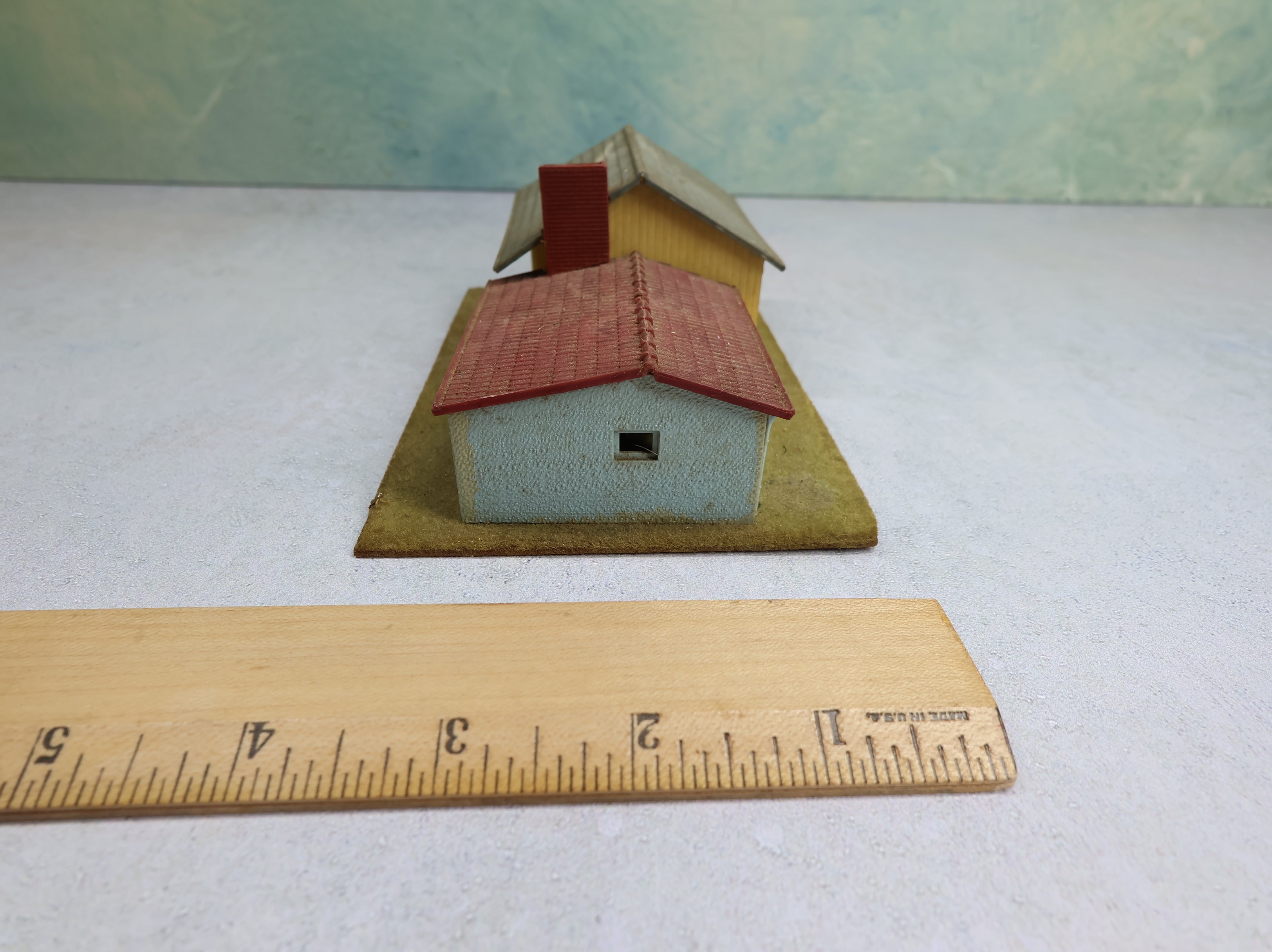 USED HO Scale Home w/ Garage