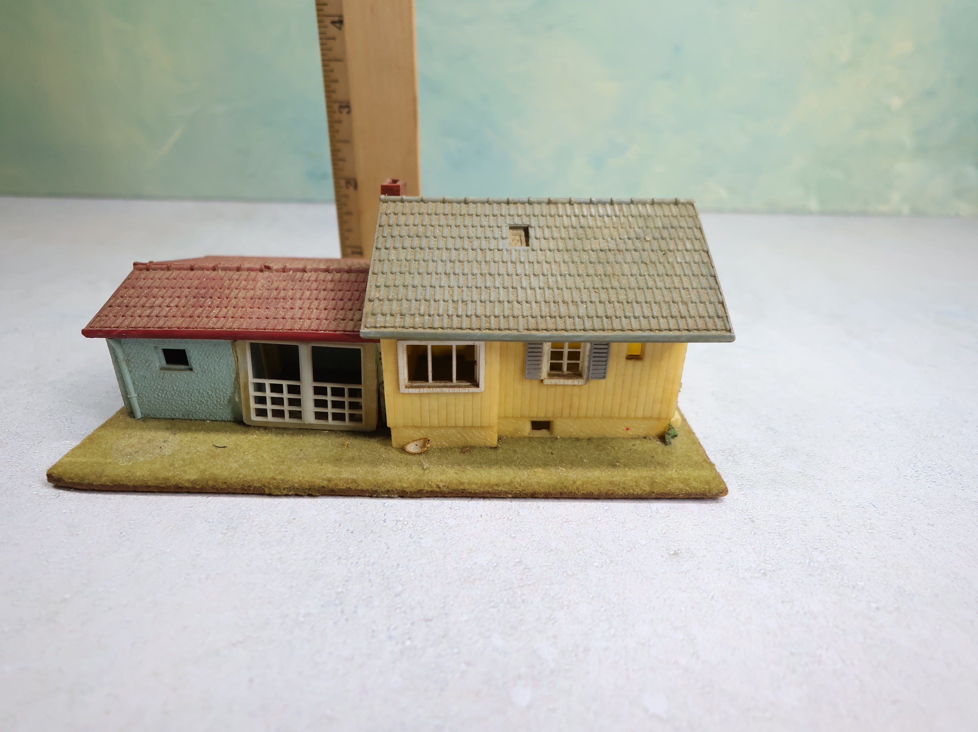USED HO Scale Home w/ Garage