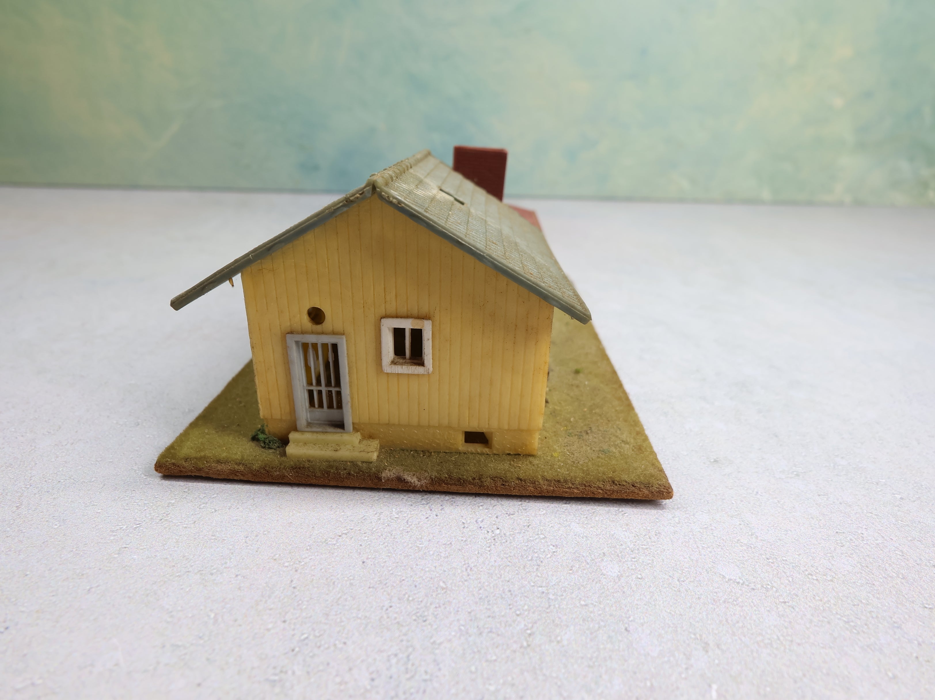 USED HO Scale Home w/ Garage