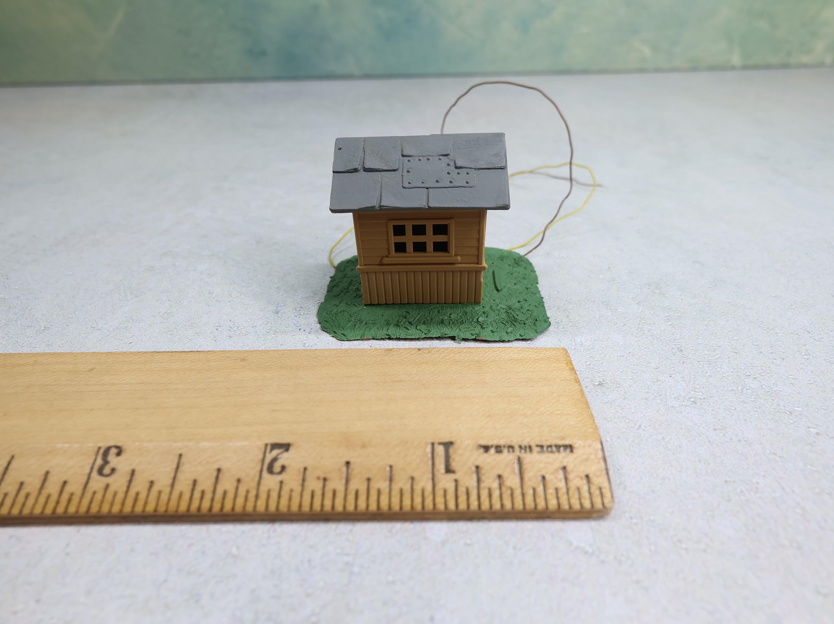 USED HO Scale Lighted Shed (tested)