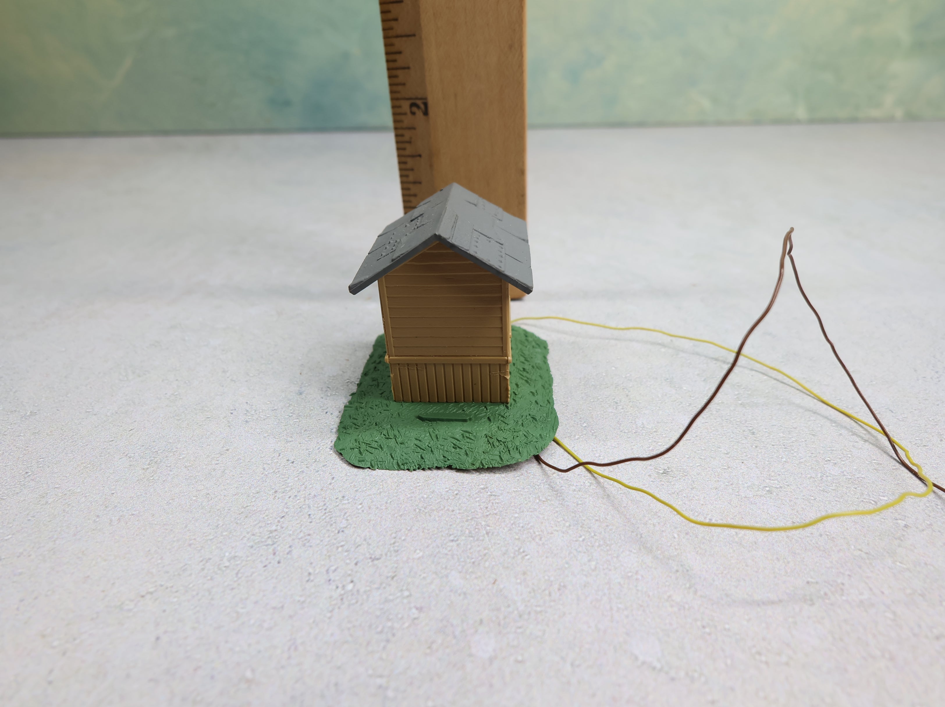 USED HO Scale Lighted Shed (tested)