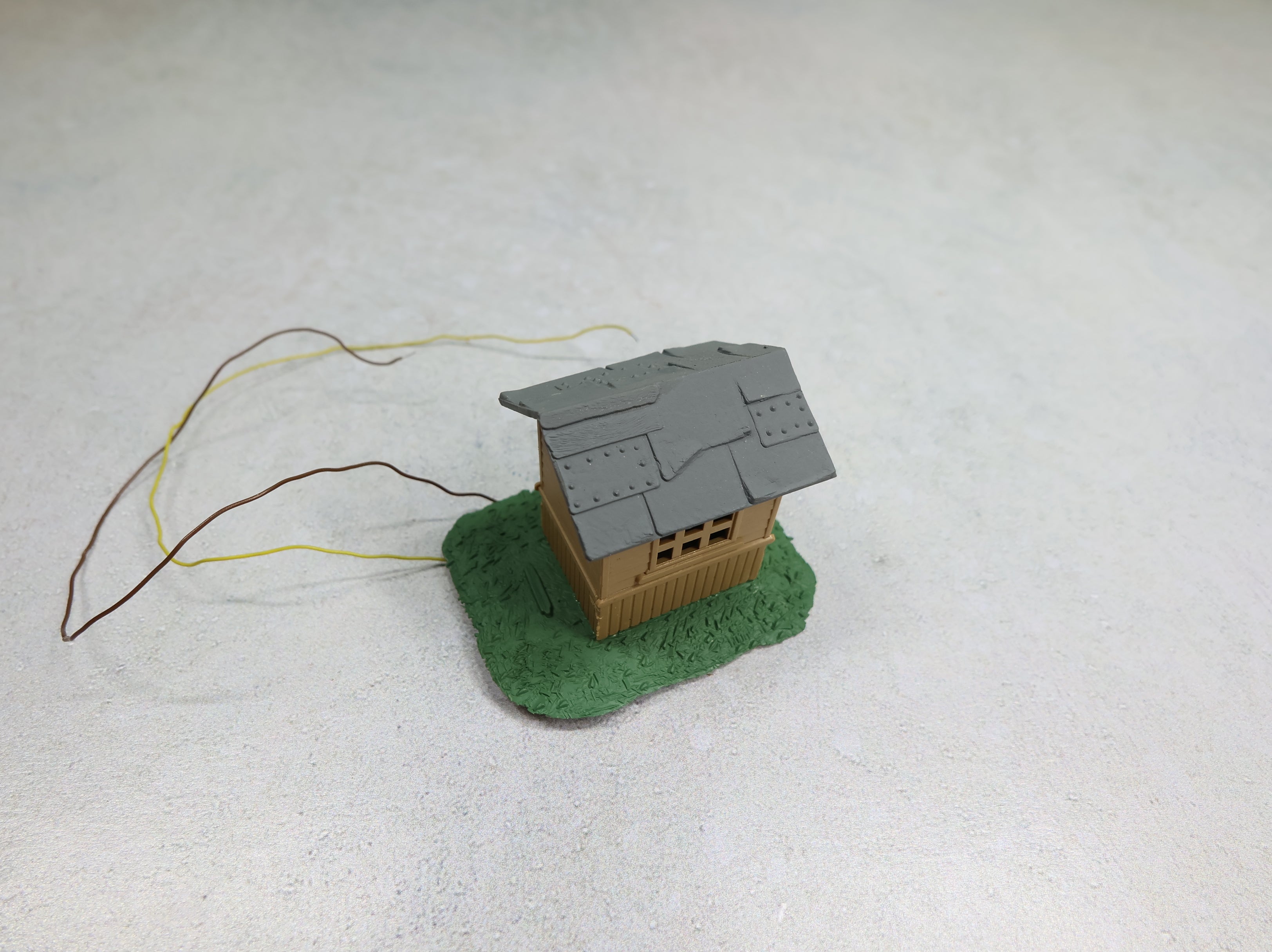 USED HO Scale Lighted Shed (tested)